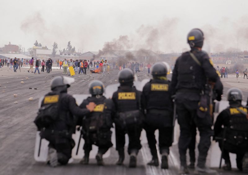 La policía enfrenta a manifestantes que exigen la disolución del Congreso, un adelanto de elecciones, y la renuncia de Dina Boluarte como presidente del Perú desde el aeropuerto de Arequipa. (REUTERS/Oswald Charca)