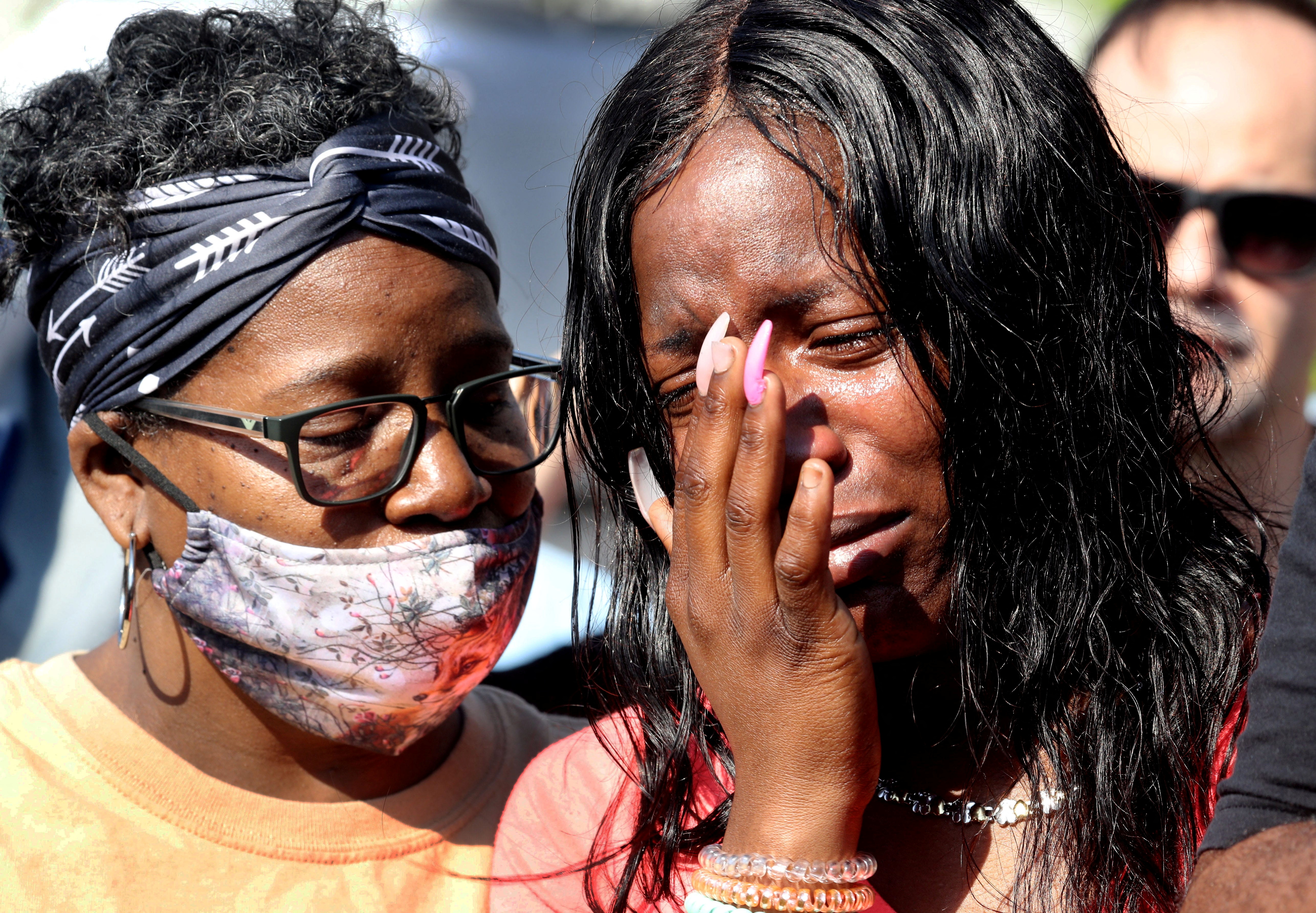 Julie Harwell, que estaba en el supermercado TOPS durante la matanza, llora durante una vigilia de oración un día después del tiroteo (Seth Harrison/USA Today Network vía REUTERS)