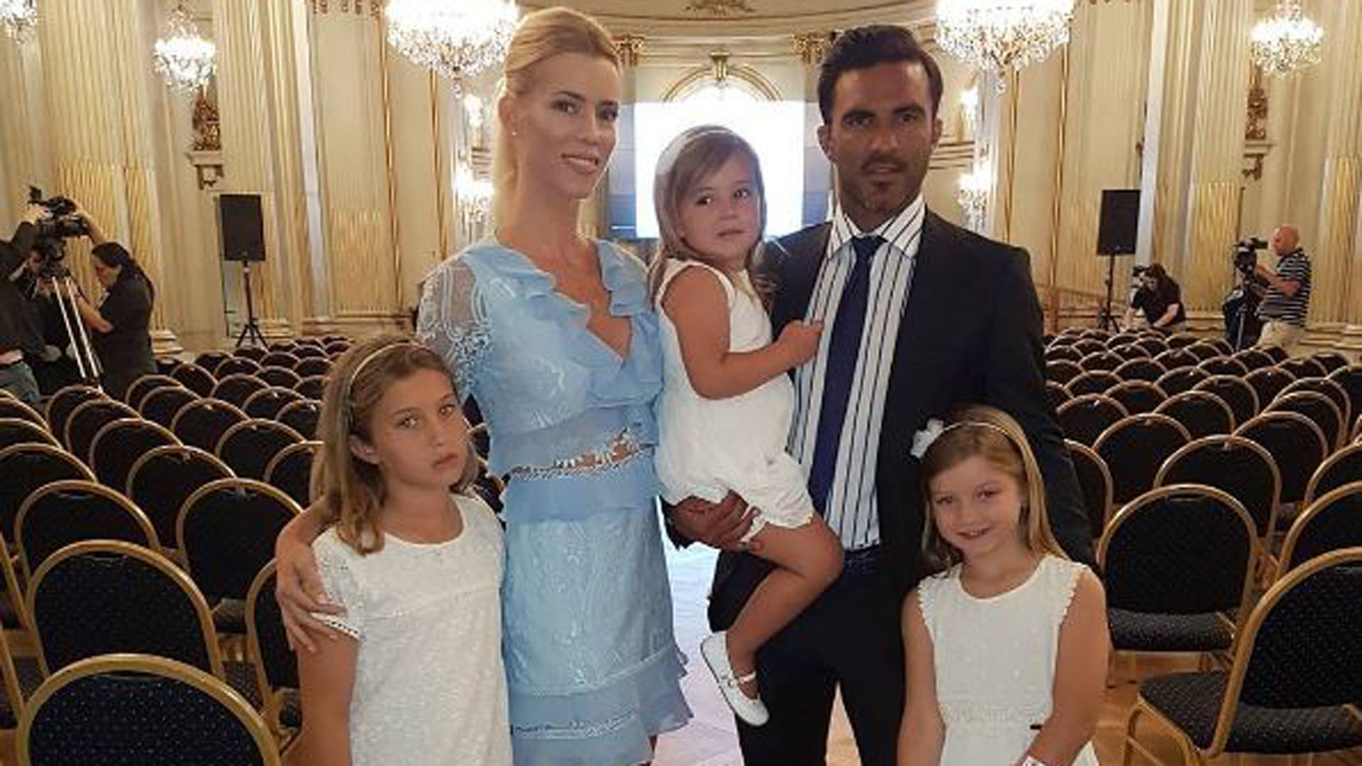 Nicole Neumann, Fabián Cubero and their daughters at the time