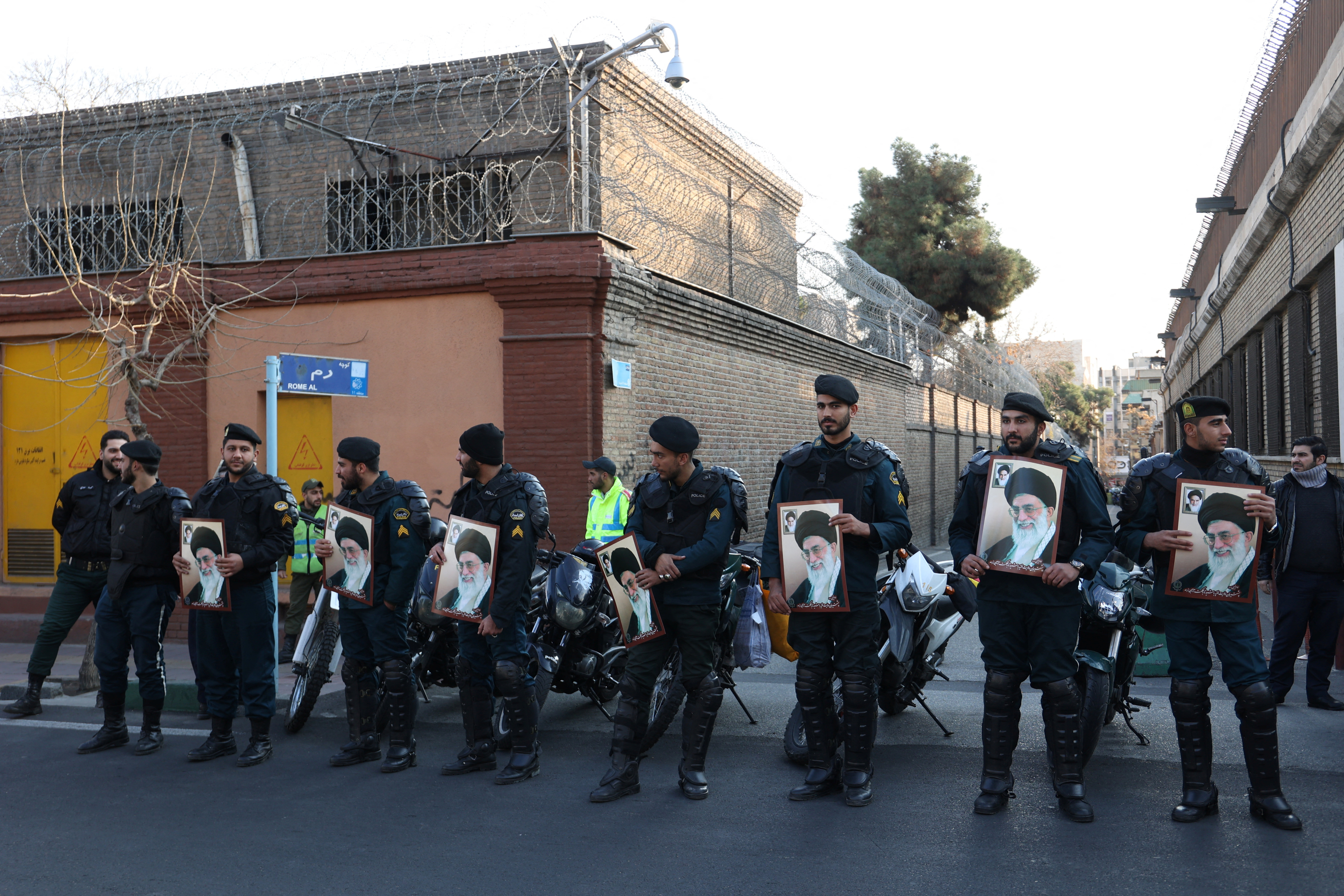 Las fuerzas policiales sostienen fotografías del ayatolá Ali Khamenei. (Agencia de Noticias de Asia Occidental) vía REUTERS