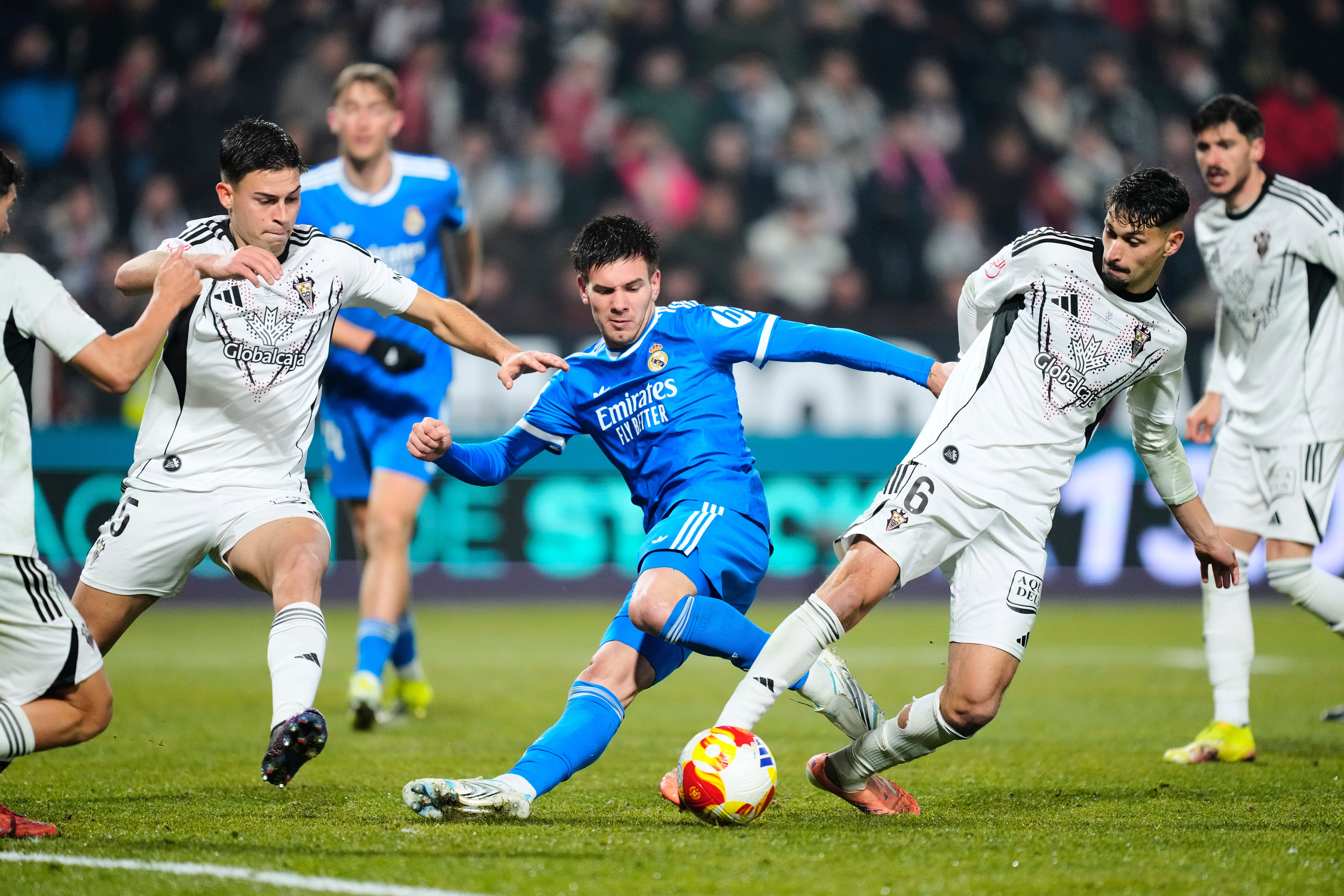 Javier Milei y Federico Sturzenegger en The Economist: “Controlen a los reguladores, no a las grandes empresas”