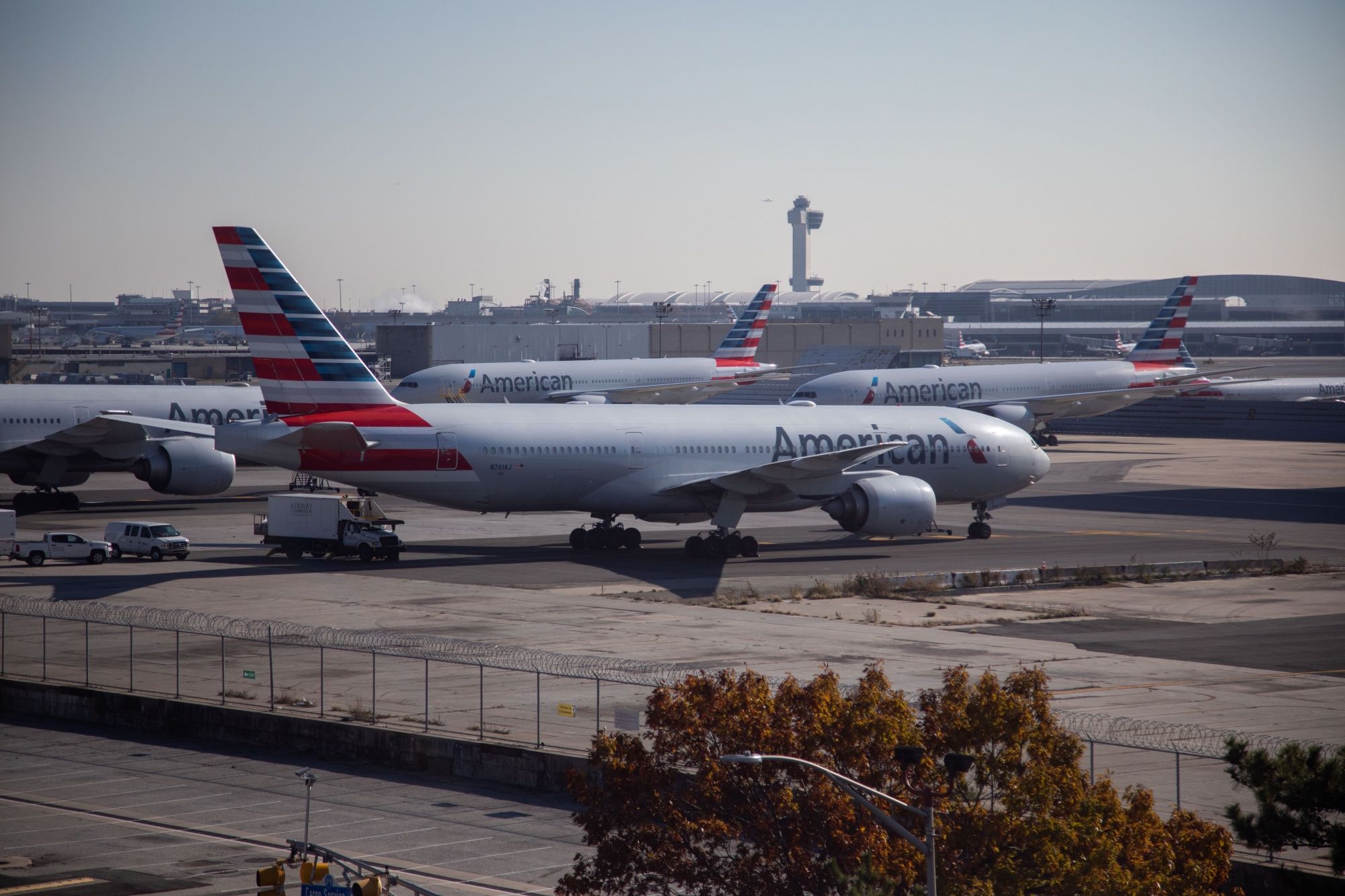 El hecho ocurrió el pasado viernes cuando el avión de American Airlines, vuelo 106, con destino a Londres con 137 pasajeros a bordo, avanzaba por la pista de rodaje y se acercó a un lugar donde otras dos pistas se cruzan perpendicularmente. (Bloomberg)