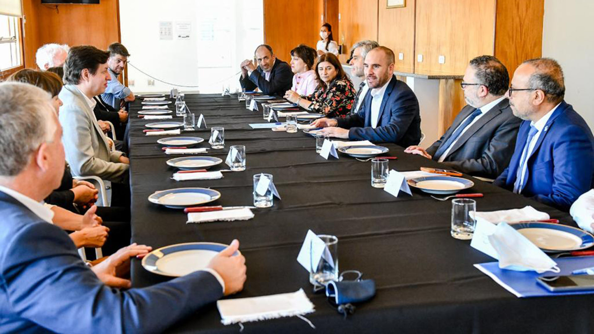 Guzmán, otros funcionarios y los empresarios en la reunión de este mediodía