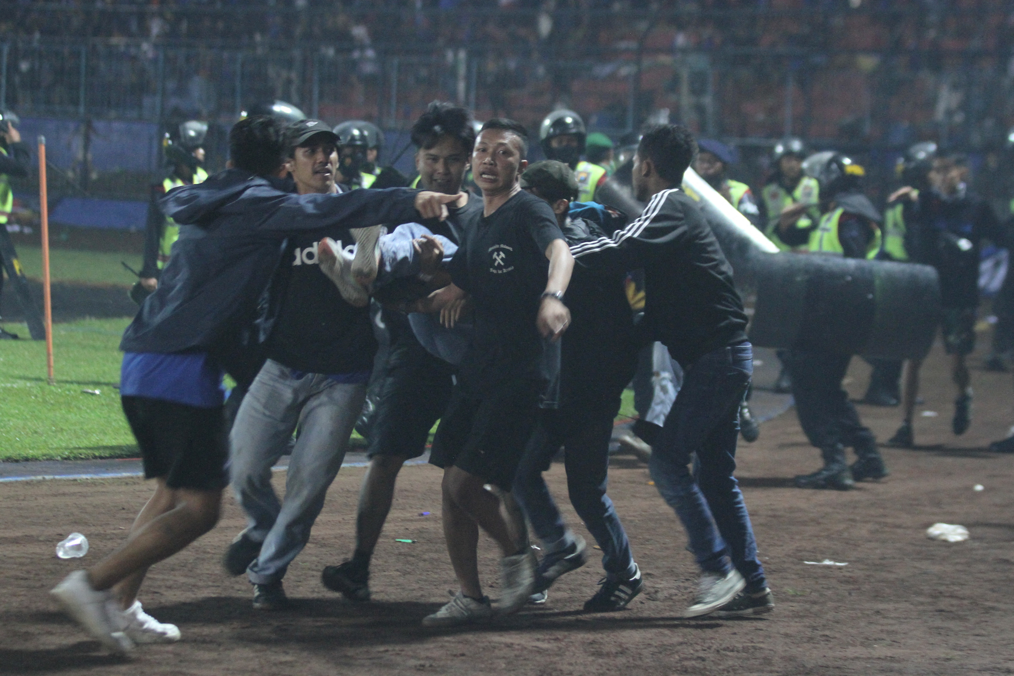 Видео после матча. Беспорядки на стадионе. Беспорядки на стадионе в Индонезии. Давка футбол Индонезия.