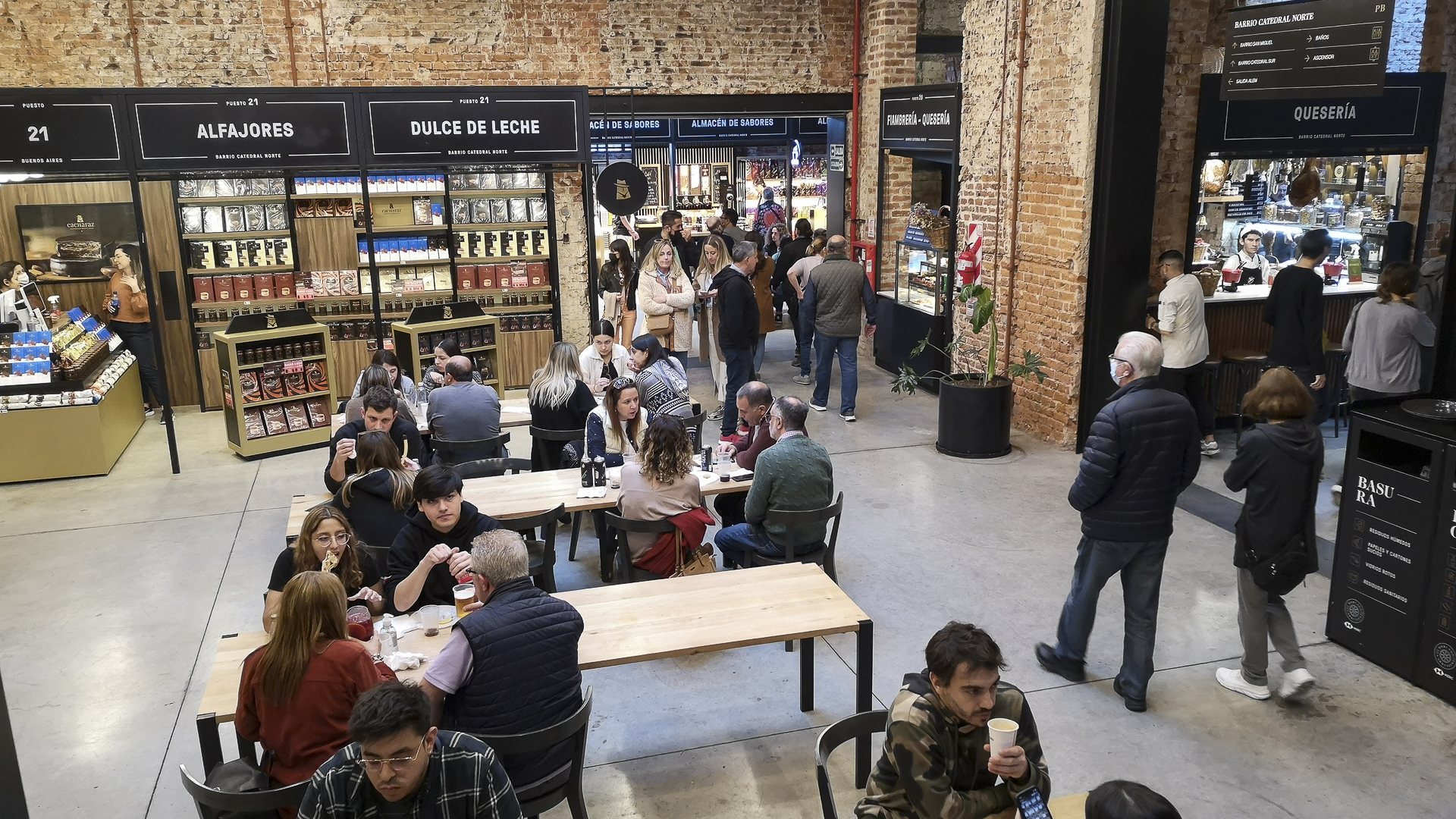 El Mercado de los Carruajes reconvertido en paseo gastronómico (Crédito: Gustavo Gavotti)