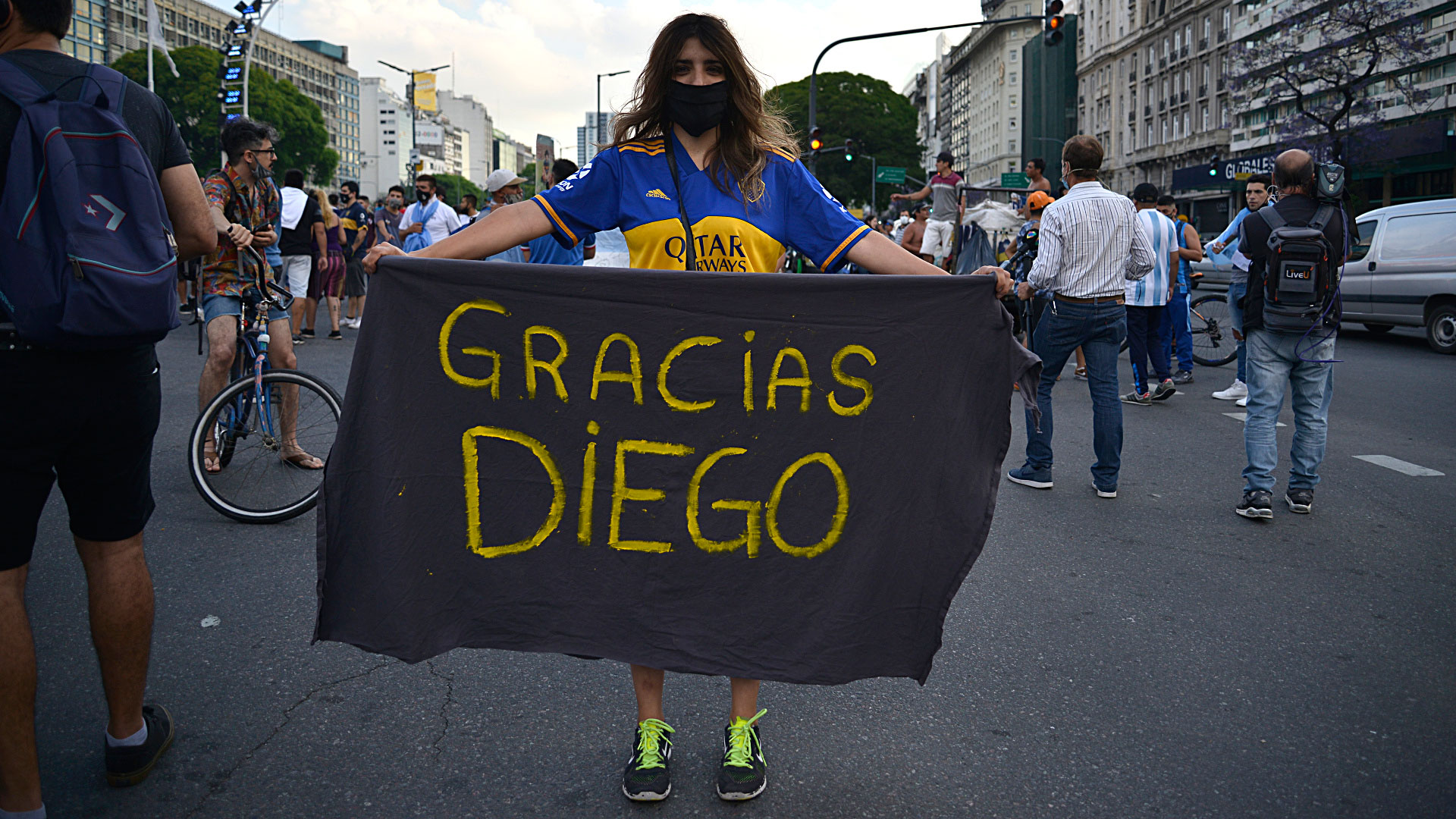 Personas se congregaron este miércoles en el representativo Obelisco, en Buenos Aires, para despedir a Maradona (Foto: Gustavo Gavotti/ Infobae)