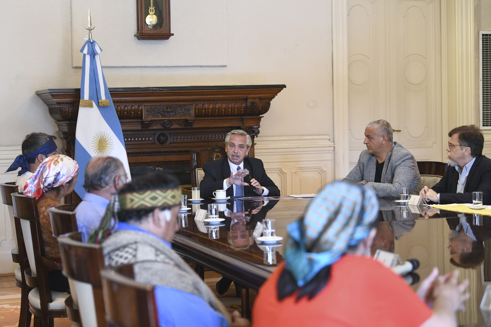Ayer a la tarde 14 integrantes de la comunidad Mapuche fueron recibidos por el Jefe de Estado. Le pidieron una solución por las tierras “ancestrales” que reclaman en la zona de Villa Mascardi, que se disuelva el “comando de fuerza federales” instalado en el lugar y por la libertad de las tres mujeres detenidas Crédito: Presidencia de la Nación