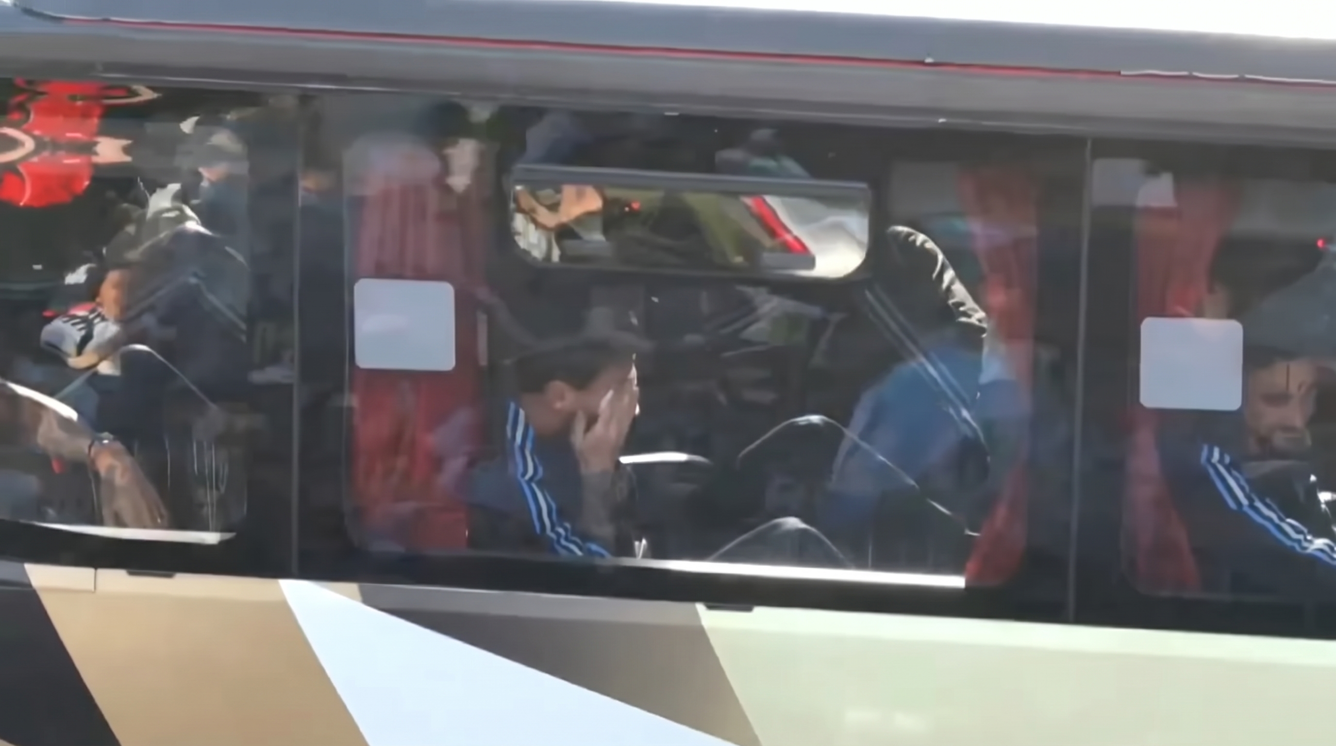 El momento en el que Messi rompi&oacute; en llanto arriba del micro que traslad&oacute; a la selecci&oacute;n argentina al Monumental