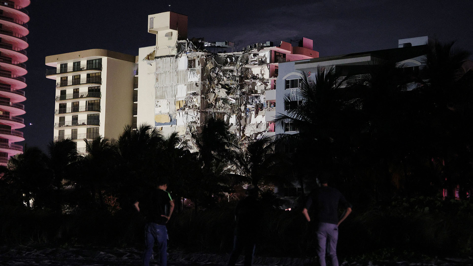 Una parte de la torre de condominios de 12 pisos se derrumbó durante un colapso parcial del edificio el 24 de junio de 2021 en Surfside, Florida (Joe Raedle/ Getty Images North America a través de AFP)