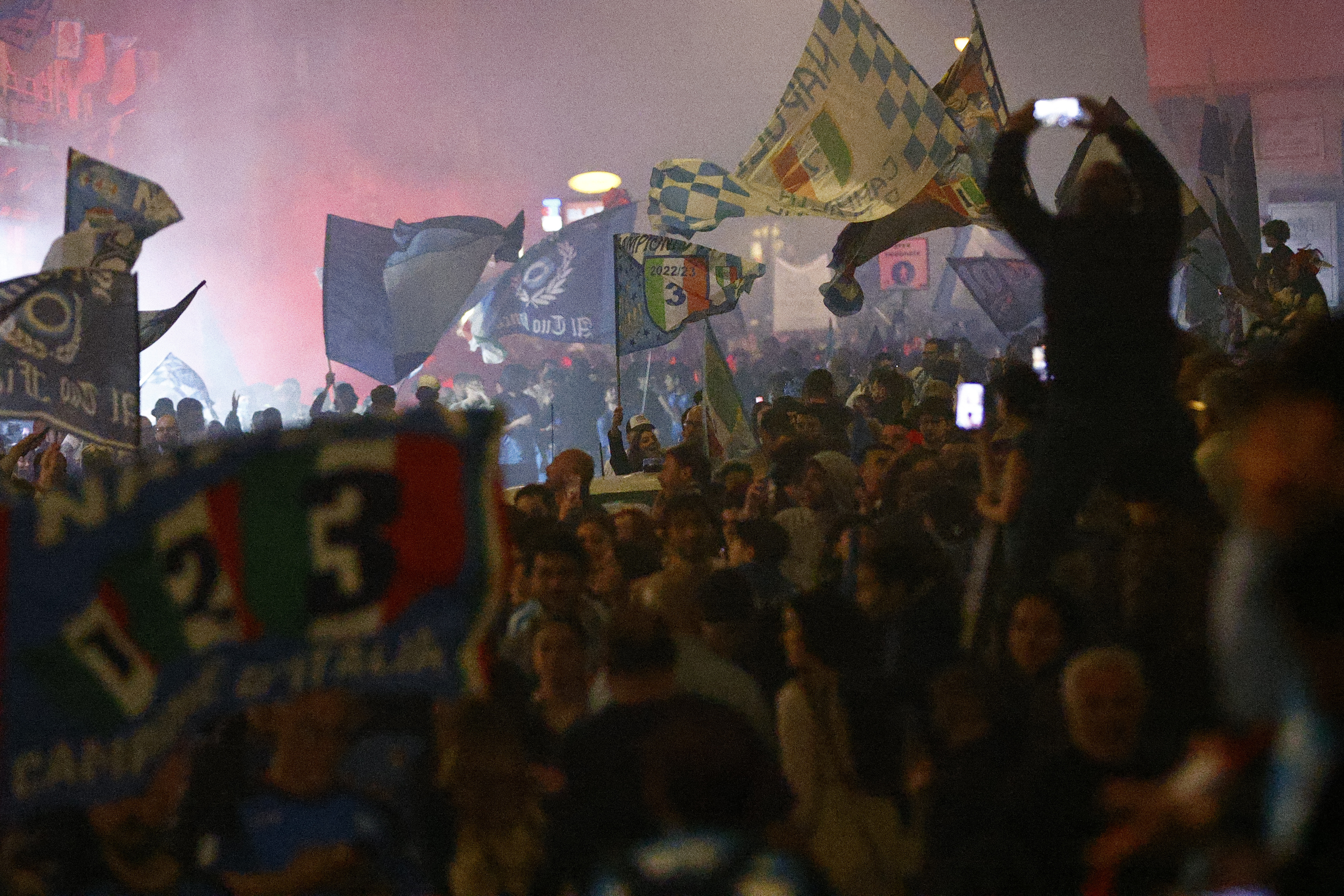 "1-2-3", reza la bandera, en referencia al nuevo título en la Serie A