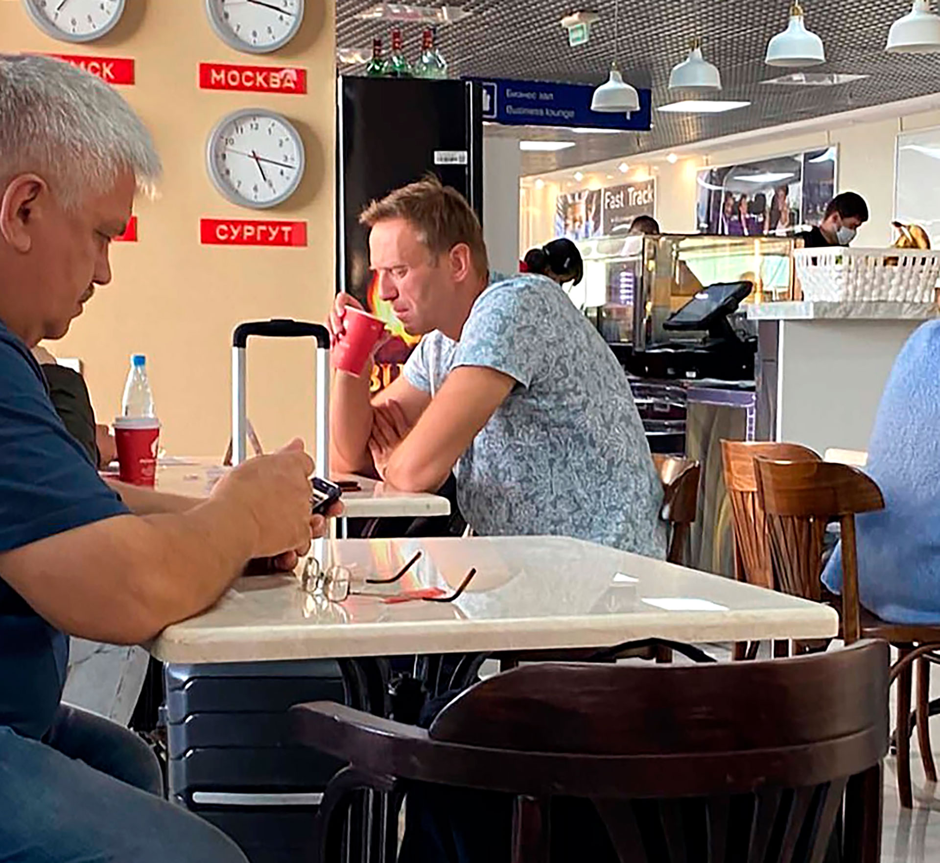Navalny tomando un te en el aeropuerto de Omsk, antes de ser envenenado 
