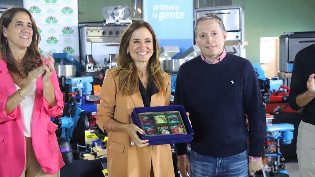 Victoria Tolosa Paz y Fernando Gray entregaron máquinas e insumos a emprendedores de Esteban Echeverría