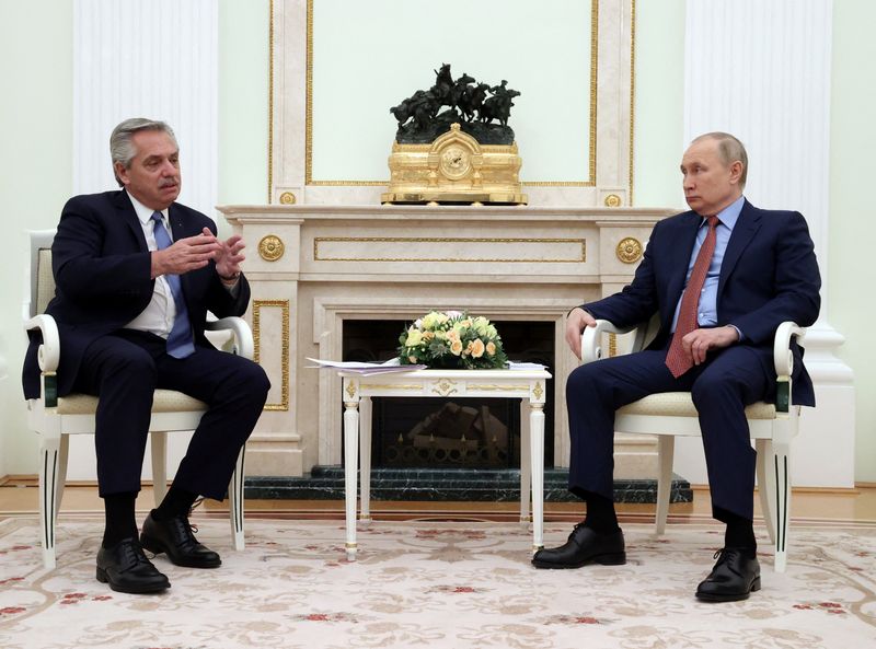 Alberto Fernández dan Vladimir Putin berbicara selama pertemuan resmi mereka di Kremlin