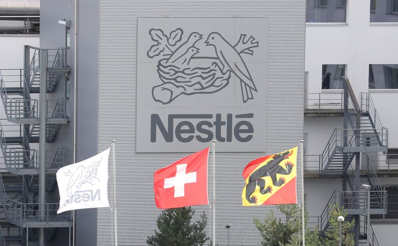 FOTO DE ARCHIVO: Una bandera nacional suiza ondea junto a una bandera del cantón de Berna ante el logotipo de Nestlé en una planta en Konolfingen, Suiza 28 de septiembre de 2020. REUTERS/Arnd Wiegmann