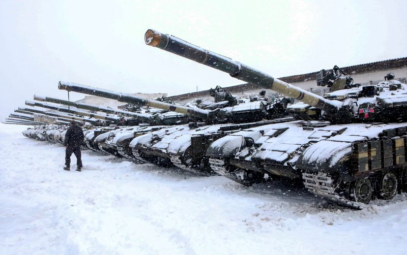 Un soldado camina frente a tanques de una brigada mecanizada de las Fuerzas Armadas de Ucrania durante ejercicios militares en las afueras de Járkov (REUTERS/Vyacheslav Madiyevskyy)