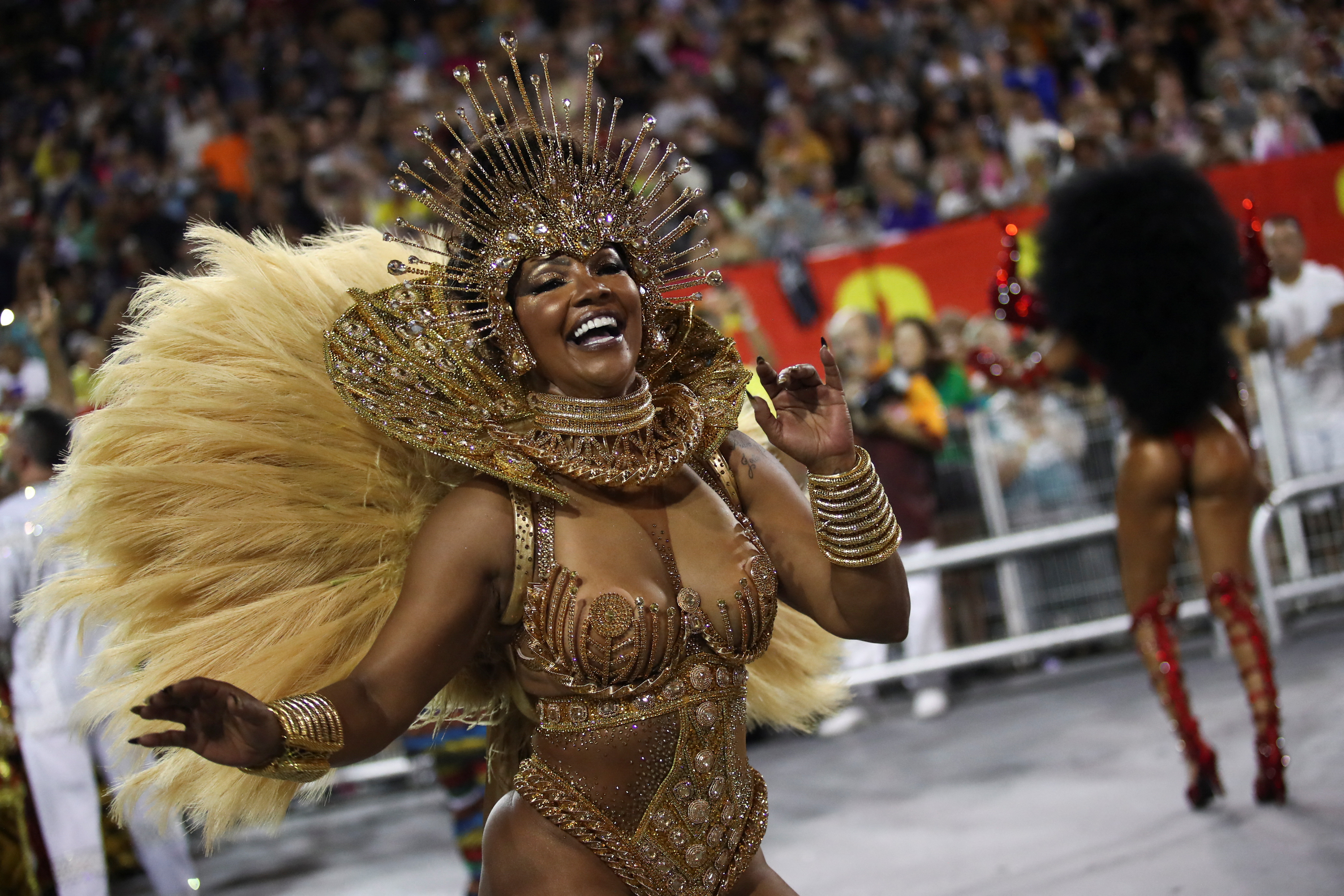 Un juerguista de la escuela Tom Maior actúa durante la primera noche del desfile de Carnaval en el Sambódromo Anhembi en Sao Paulo, Brasil 18 de febrero 2023. REUTERS/Carla Carniel