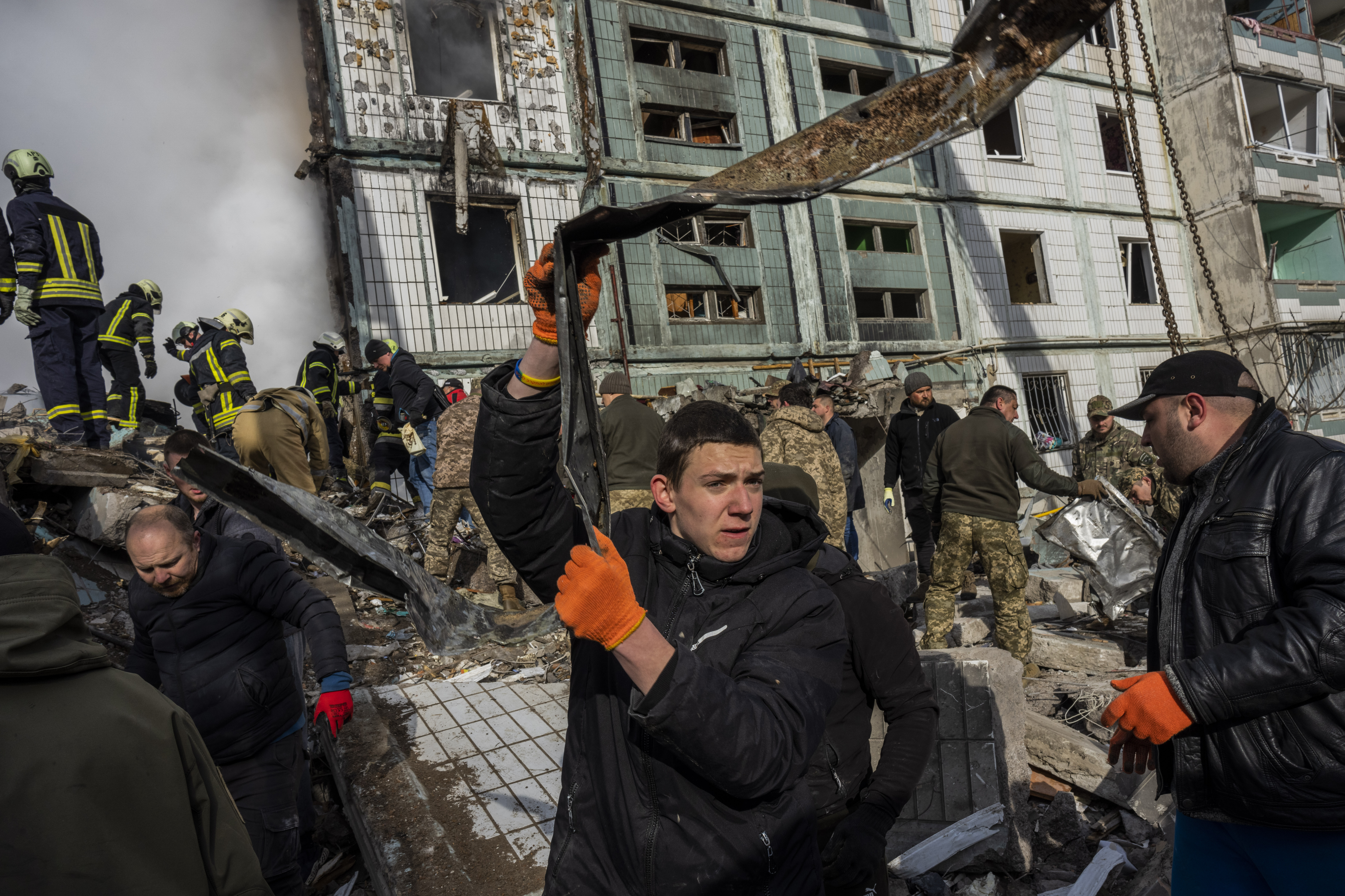 Rescatistas retiran escombros de un edificio residencial alcanzado por un ataque ruso, en Uman, en el centro de Ucrania, el 28 de abril de 2023. (AP Foto/Bernat Armangué)