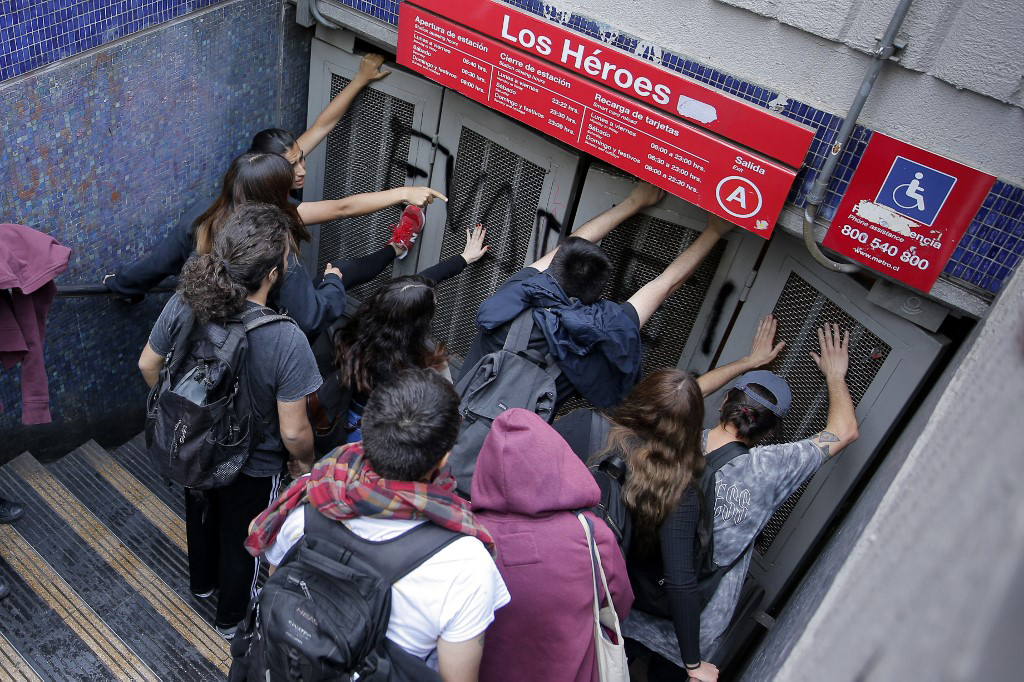 Manifestaciones de estudiantes secundarios ocurridas el 18 de octubre del 2019, horas antes que explotara el estallido social chileno. (Photo by JAVIER TORRES / AFP)