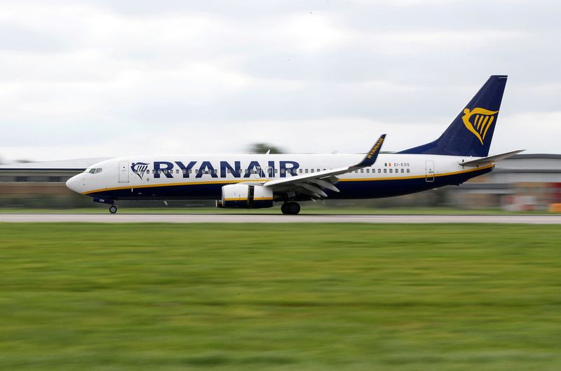 FOTO DE ARCHIVO: Un avión de Ryanair aterriza en el aeropuerto de Gatwick en Crawley, Reino Unido, el 25 de agosto de 2021. REUTERS/Peter Nicholls