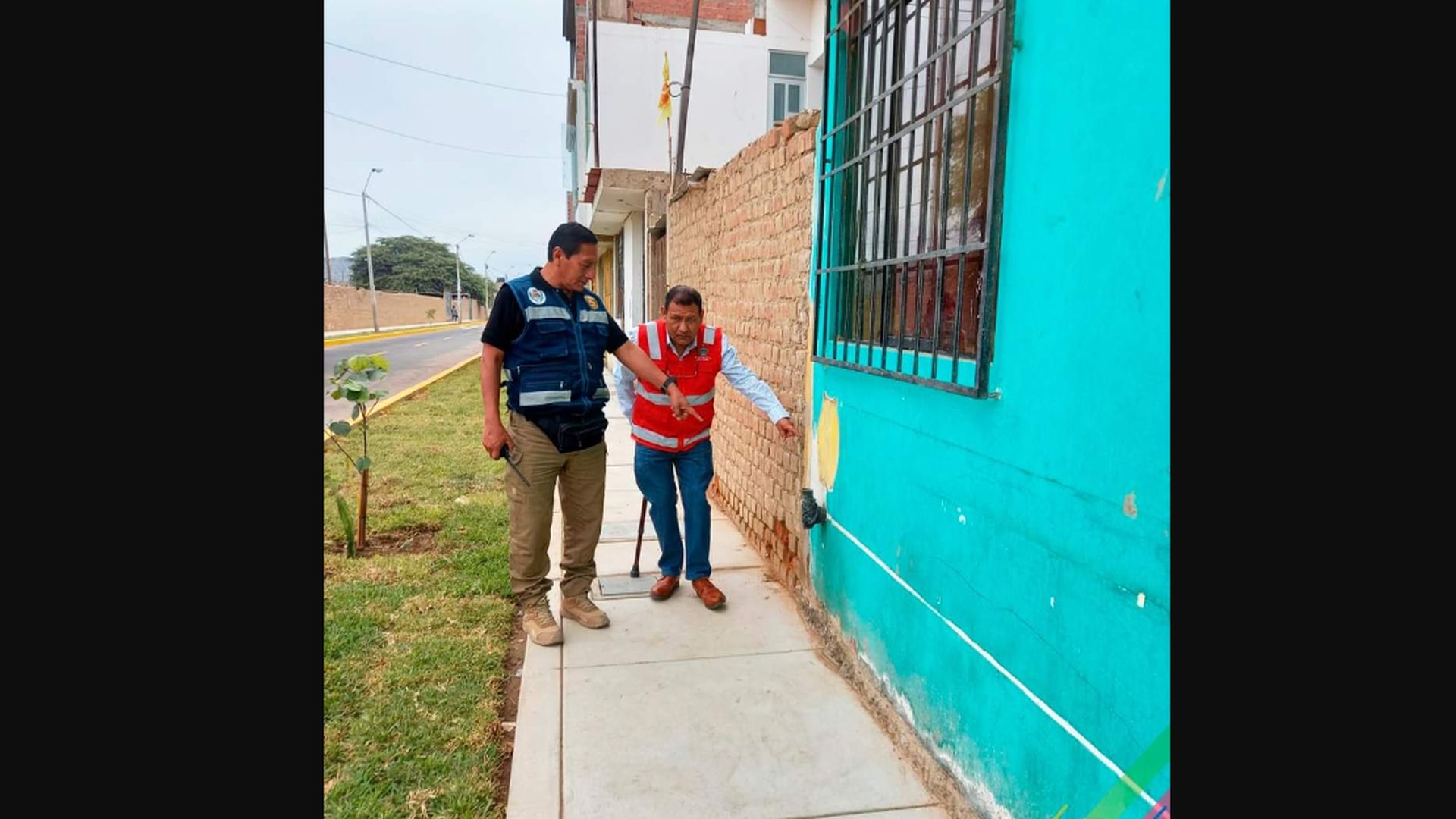 Authorities verifying the disappearance of the urinal, in Ica (Photo: Municipality of La Tinguiña)