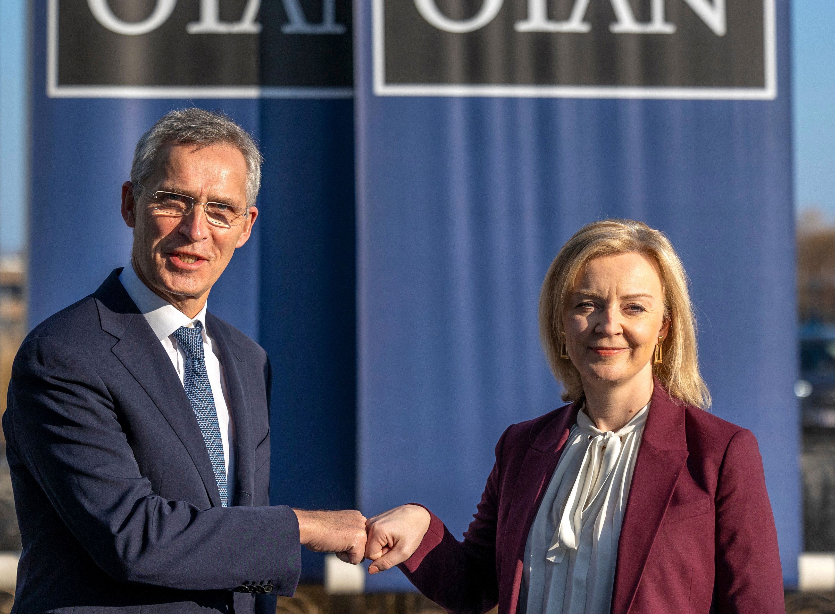 Jens Stoltenberg y la secretaria de Exteriores de Reino Unido, Liz Truss (Reuters)