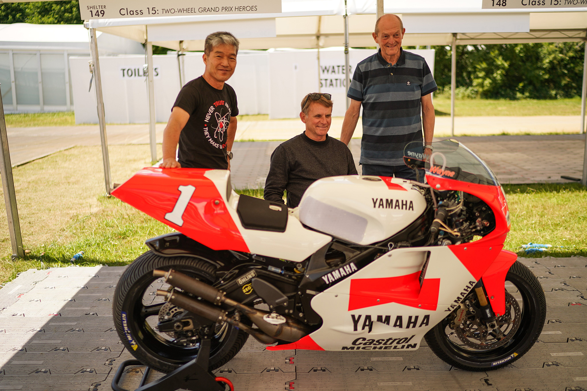 Wayne Rayne and his Yamaha with which he was MotoGP champion in 1992 (@fosgoodwood)