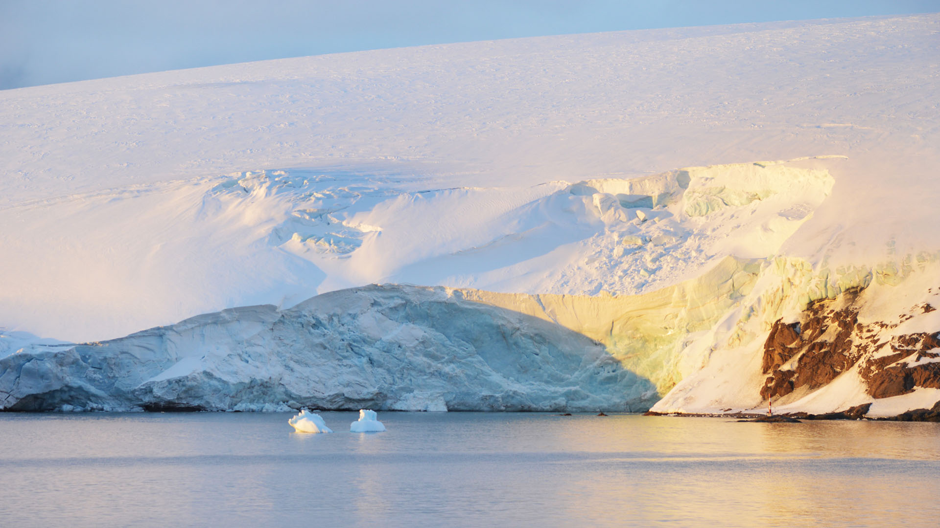 Postal de la Antártida Argentina, en proximidades de la Base Científica Carlini (Shutterstock)