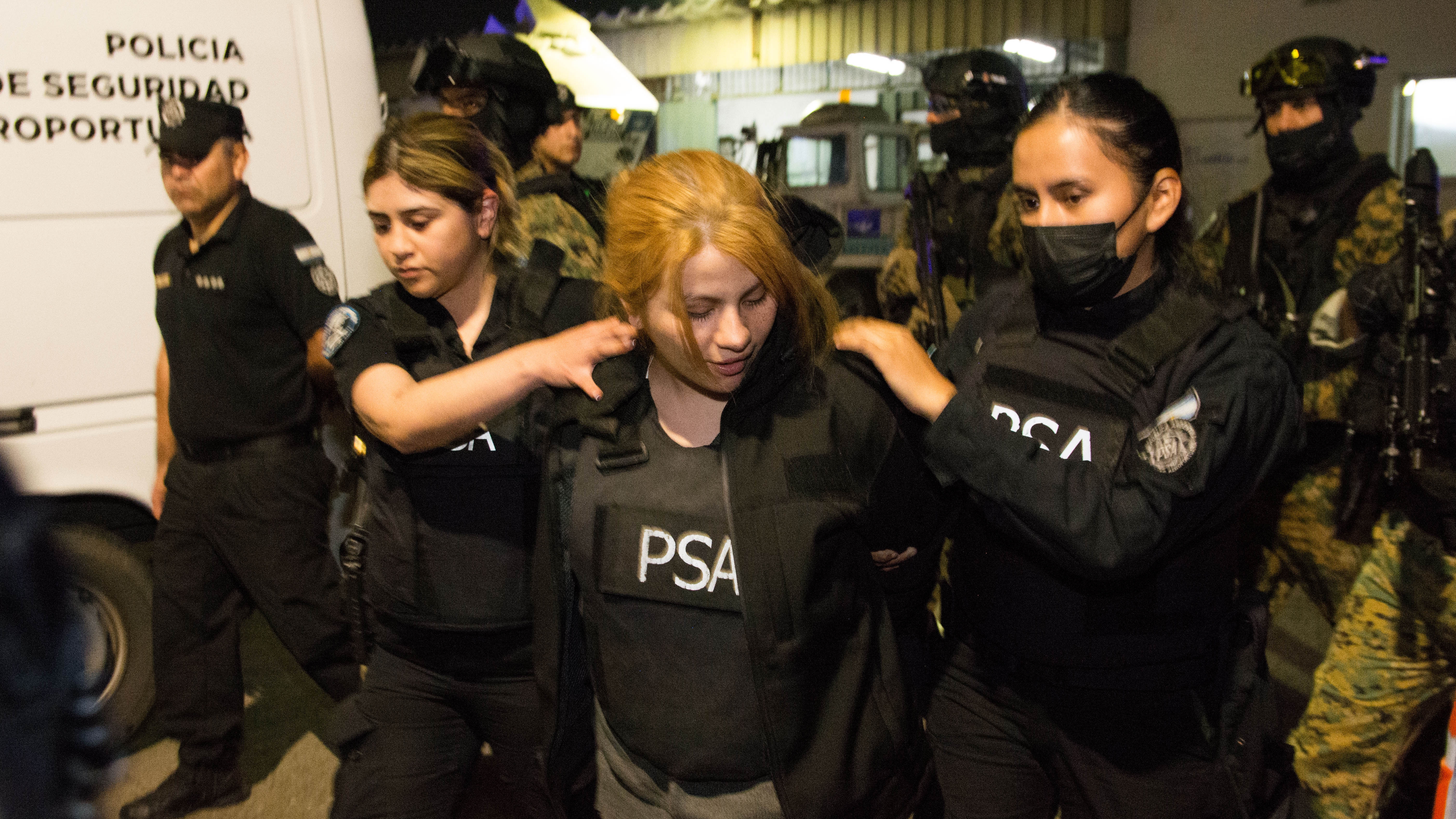 Brenda Uliarte al salir de Comodoro Py y ser trasladada por la PSA a la celda que tiene la fuerza en el aeropuerto Jorge Newbery