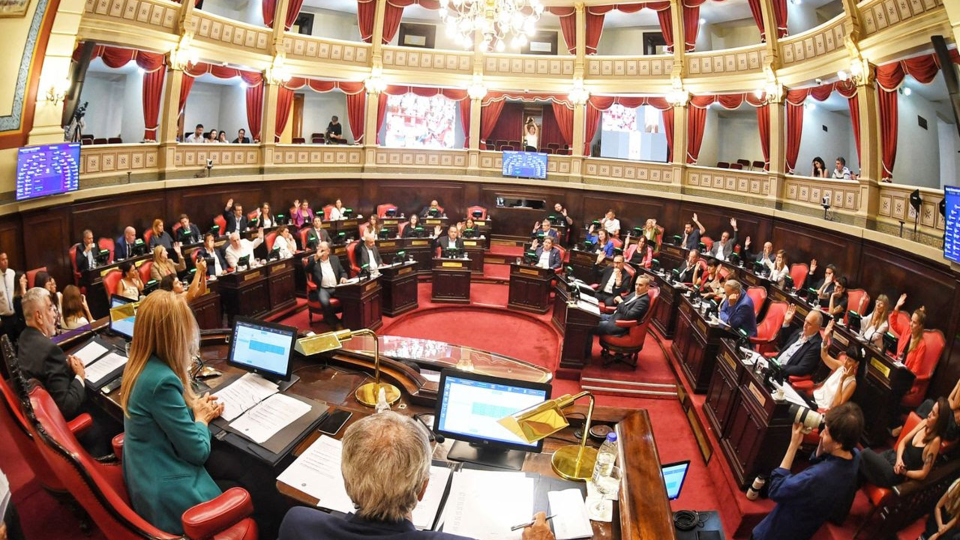 El dólar volvió a bajar mientras se intensifica el debate sobre la acumulación de reservas