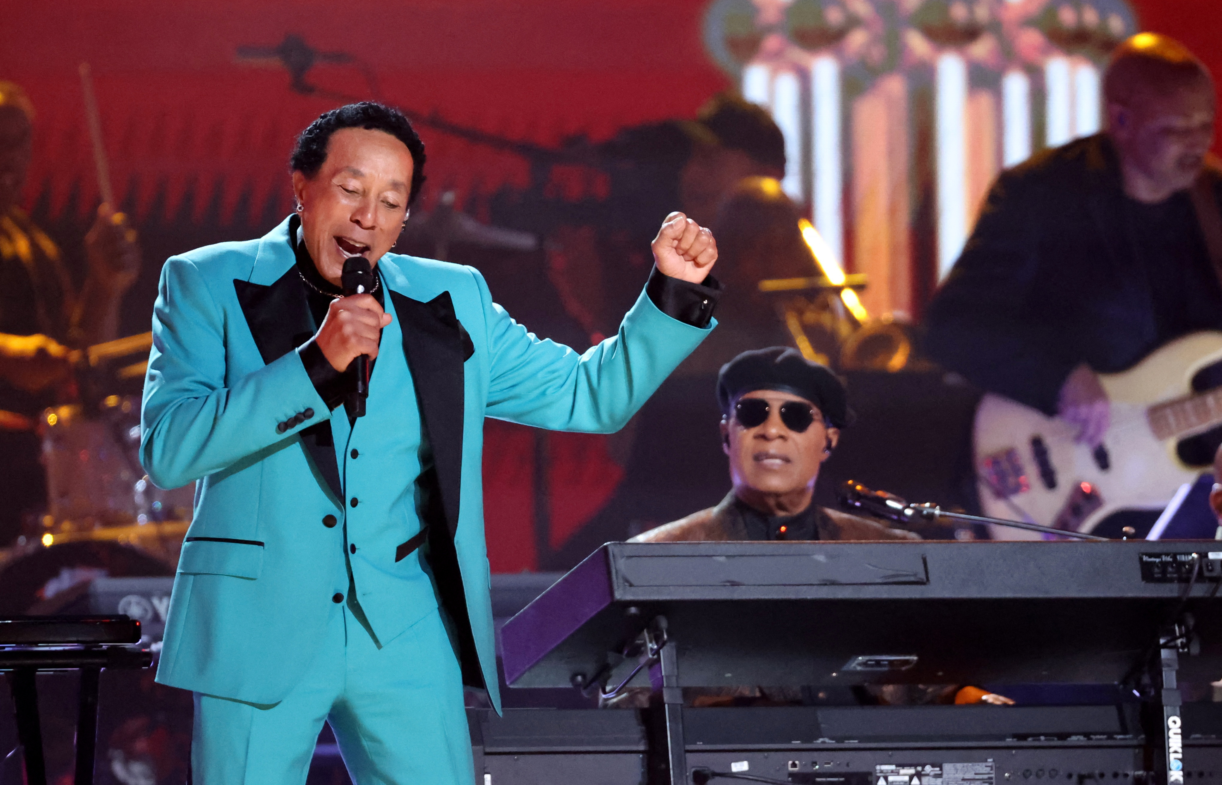Smokey Robinson y Stevie Wonder, dos leyendas en vivo en los Premios Grammy 2023 (REUTERS/Mario Anzuoni)