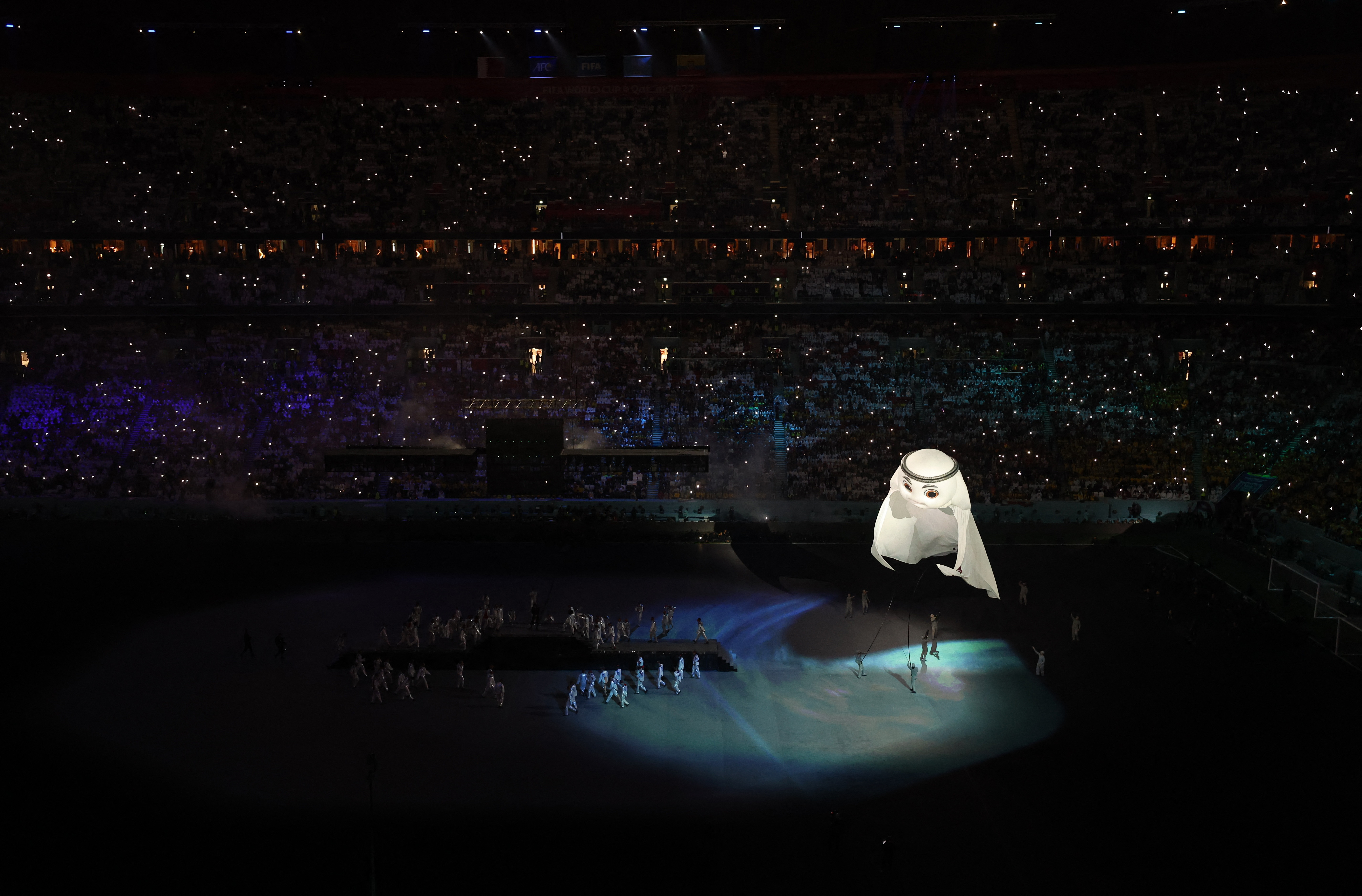 Las luces del estadio solo reflejan a la mascota del Mundial (REUTERS/Molly Darlington)