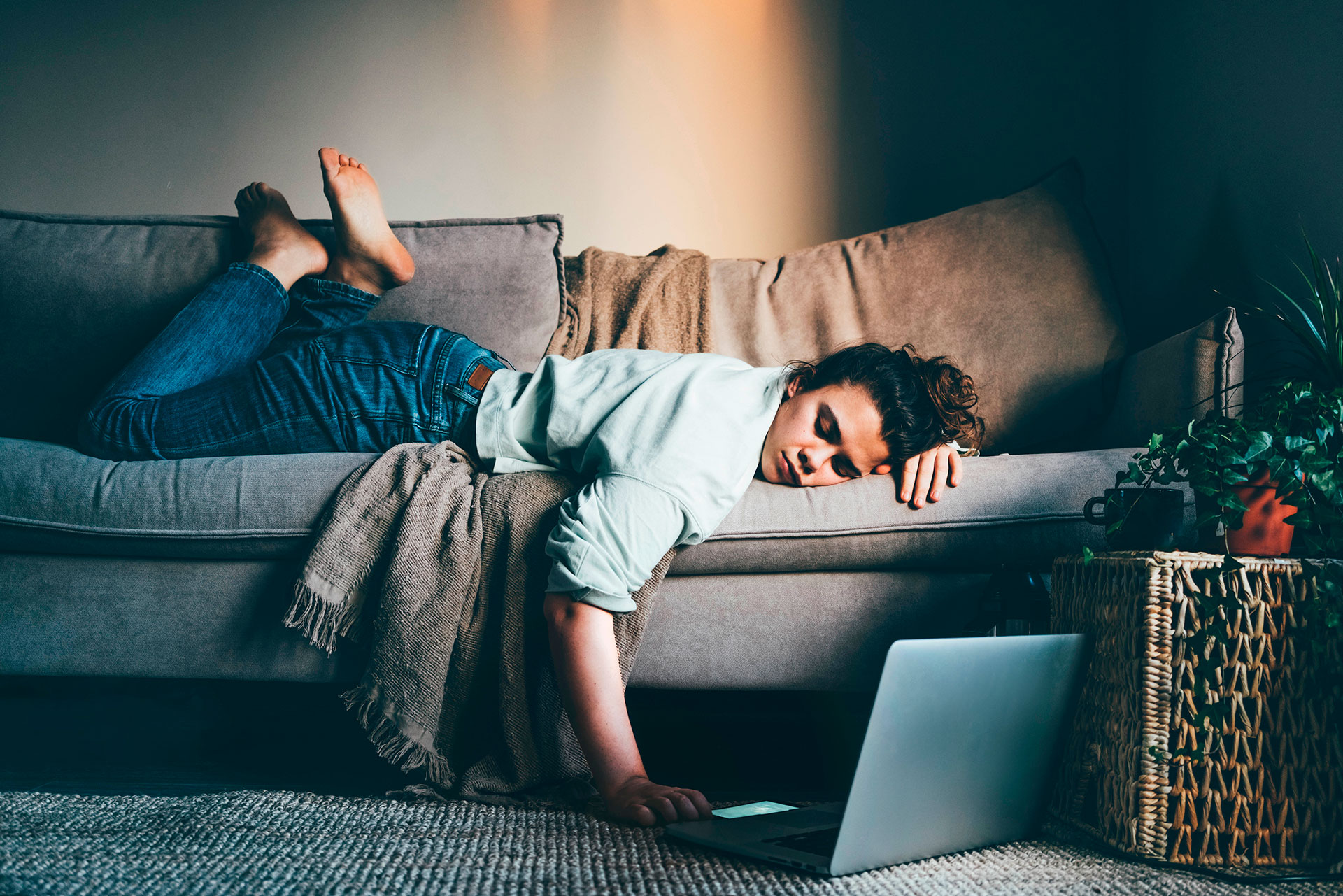 La fatiga o cansancio extremo es un síntoma presente en asintomáticos que padecieron la afección sin saberlo (Shutterstock)