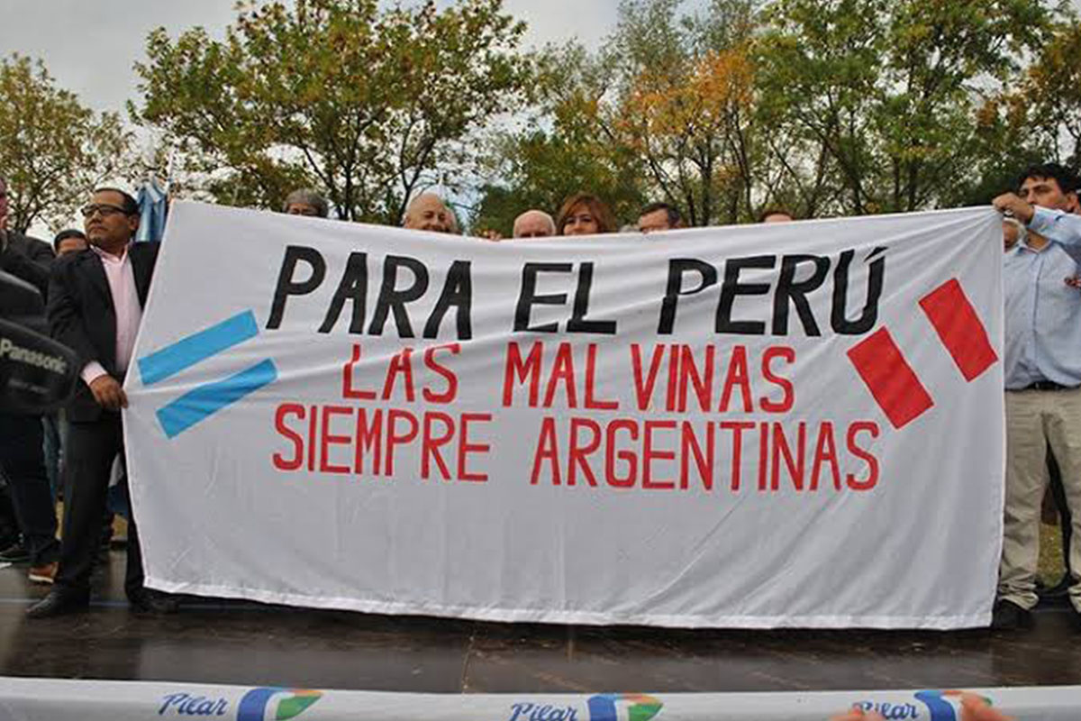 Perú vs. Argentina: La emotiva historia detrás de la bandera el apoyo peruano en conflicto de las Malvinas - Infobae