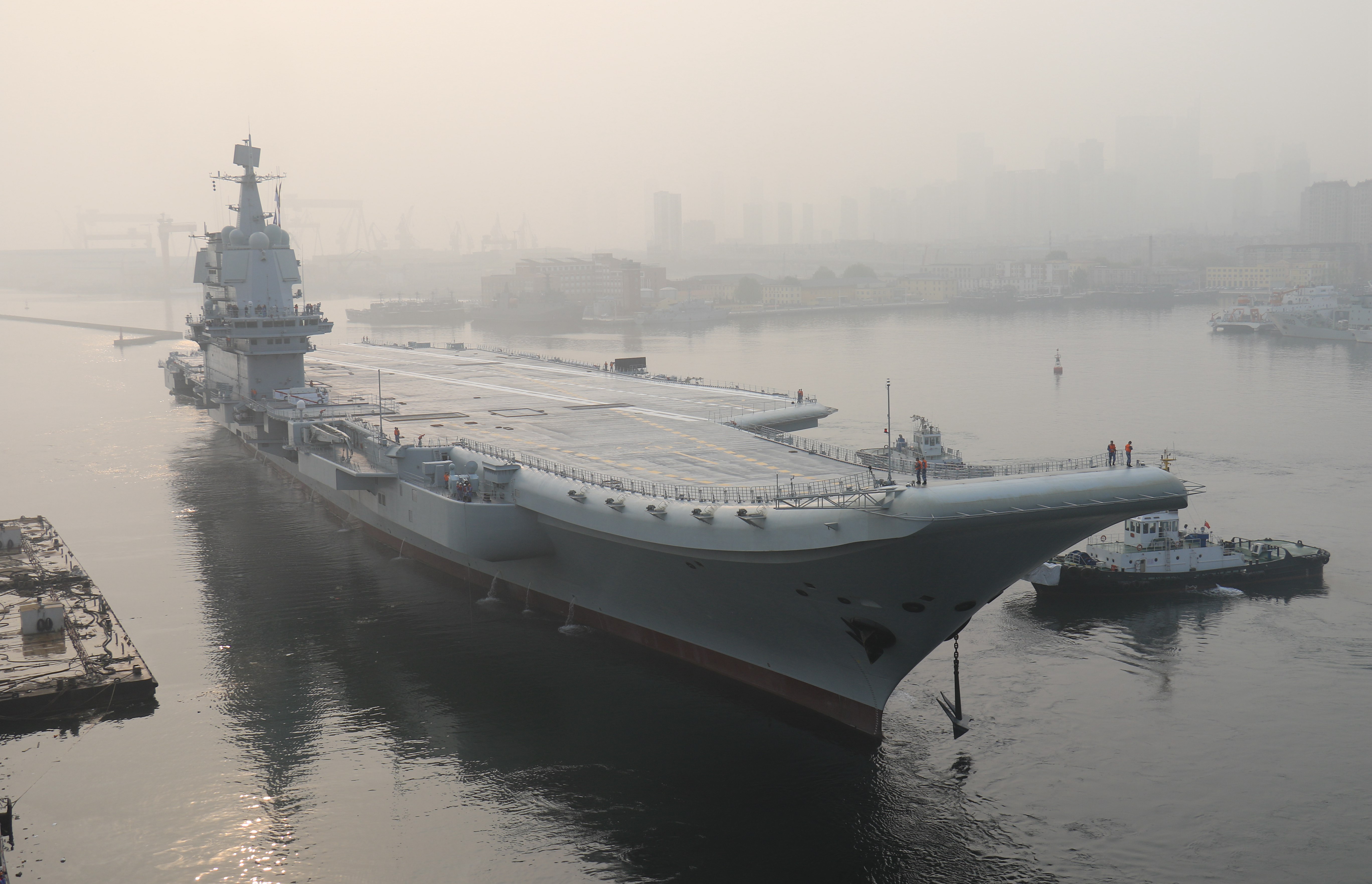 El primer portaviones chino, conocido como "Type 001A"en el puerto de la ciudad de Dalian (Foto:  AFP)