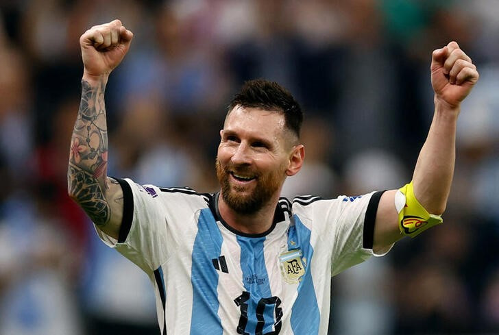 13 grudnia 2022 Wtorkowe zdjęcie kapitana Argentyny Lionela Messiego świętuje po tym, jak Julian Alvarez strzelił trzeciego gola przeciwko Chorwacji.  REUTERS/Kai Pfaffenbach