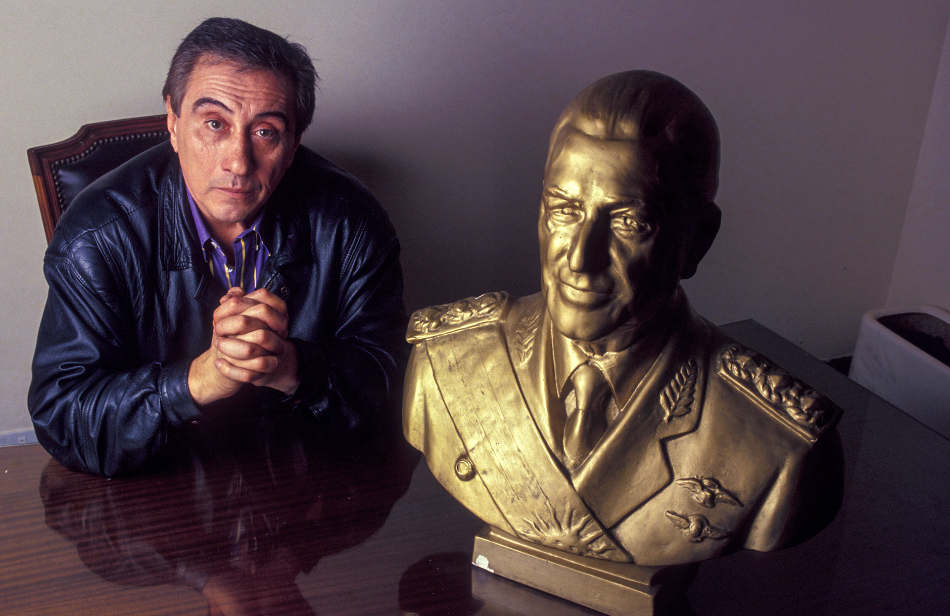 Saúl Ubaldini junto a un busto del general Perón (Getty Images)