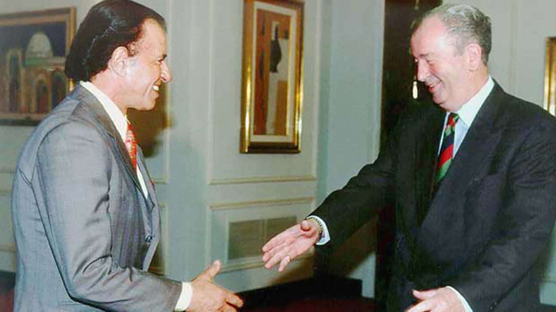 En otro encuento con el entonces presidente de la AFA Julio Grondona. Carlos Menem, siempre se mostró cercano al fútbol y a los deportes en general
