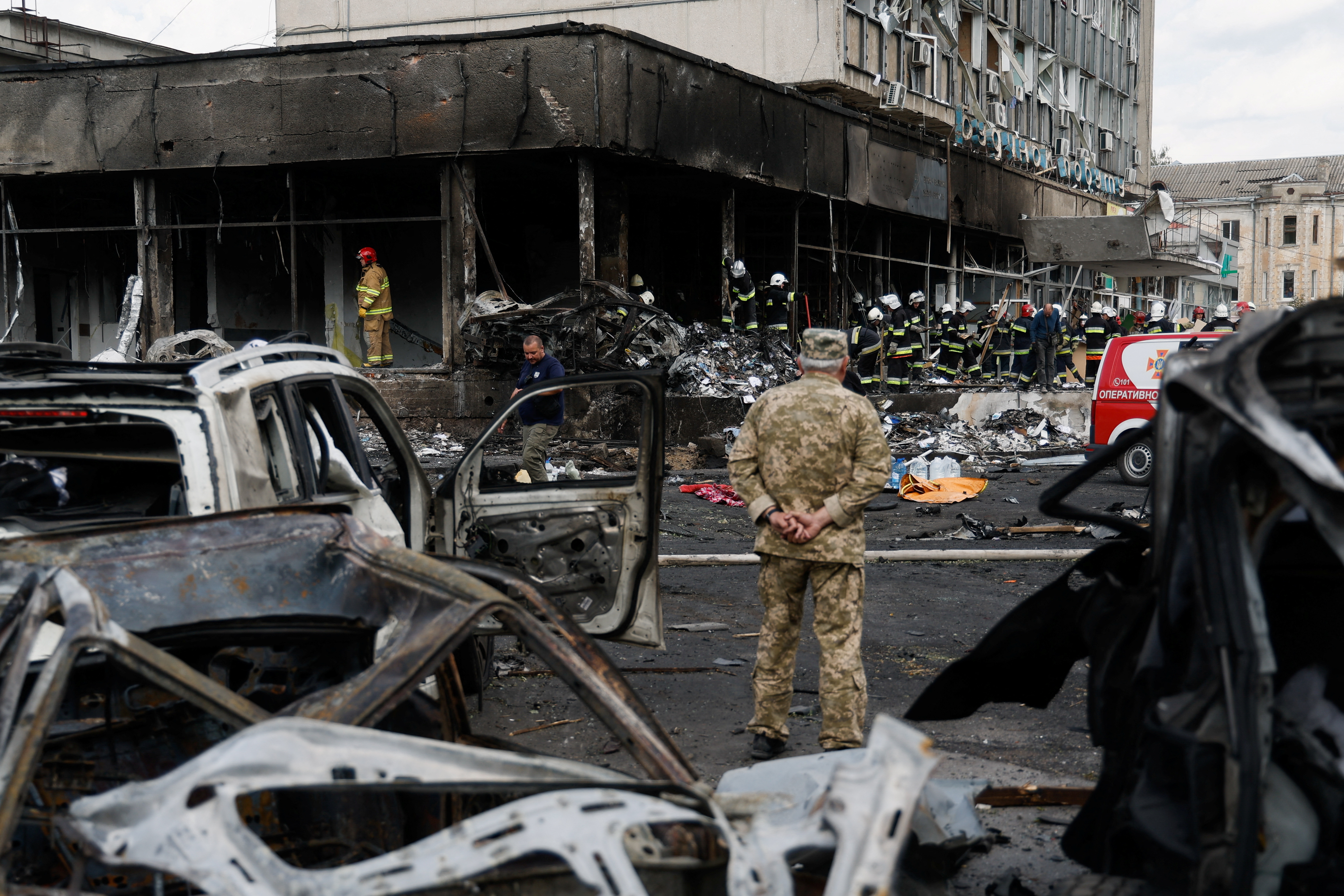 Los militares ucranianos ayudan a restringir el área para facilitar el trabajo de los bomberos y reszcatistas.
