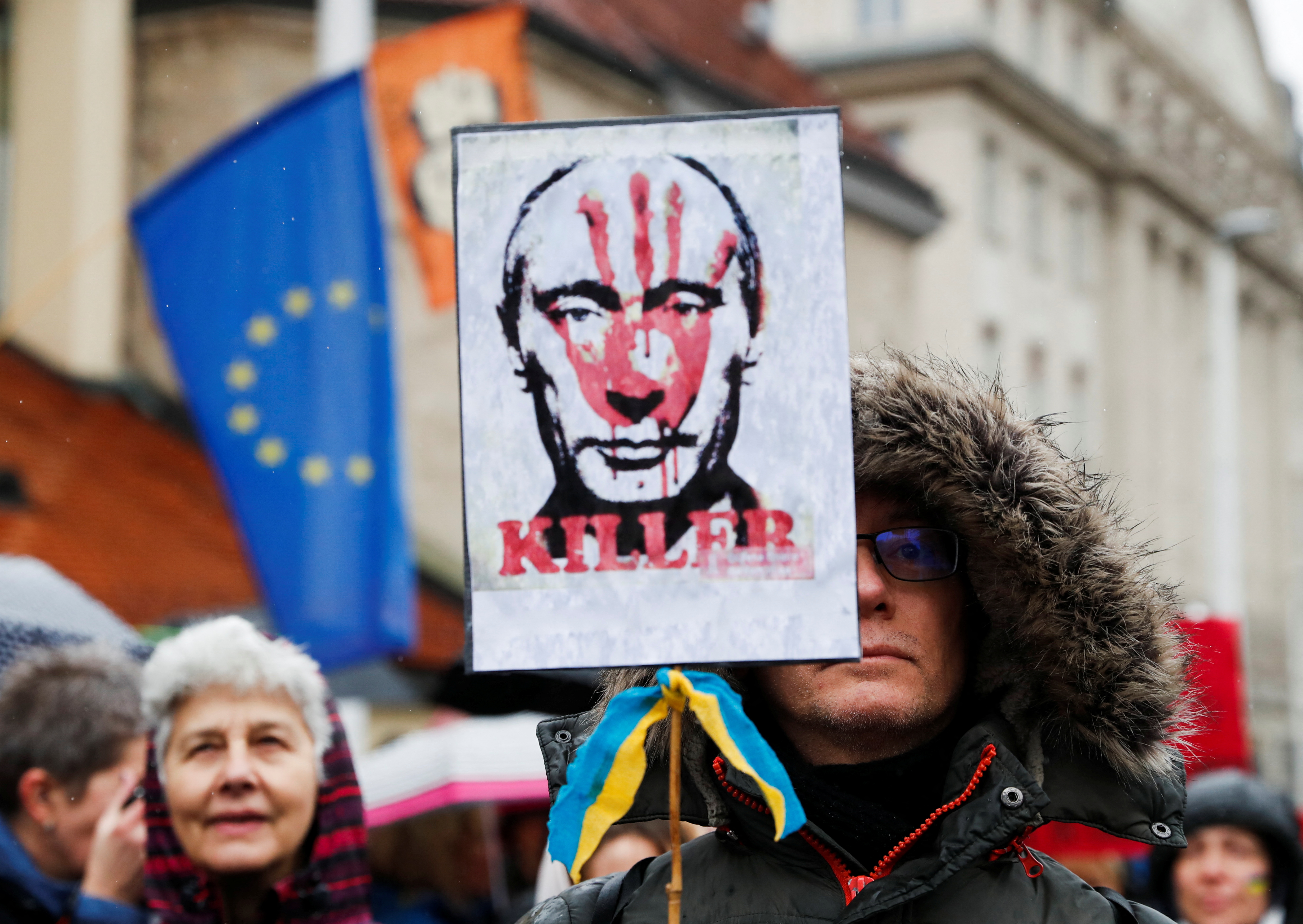 Una persona lleva un cartel que representa a Putin y dice "Asesino", durante una Marcha de las Madres en Budapest, Hungría, el 2 de abril de 2022 (REUTERS/Bernadett Szabo)
