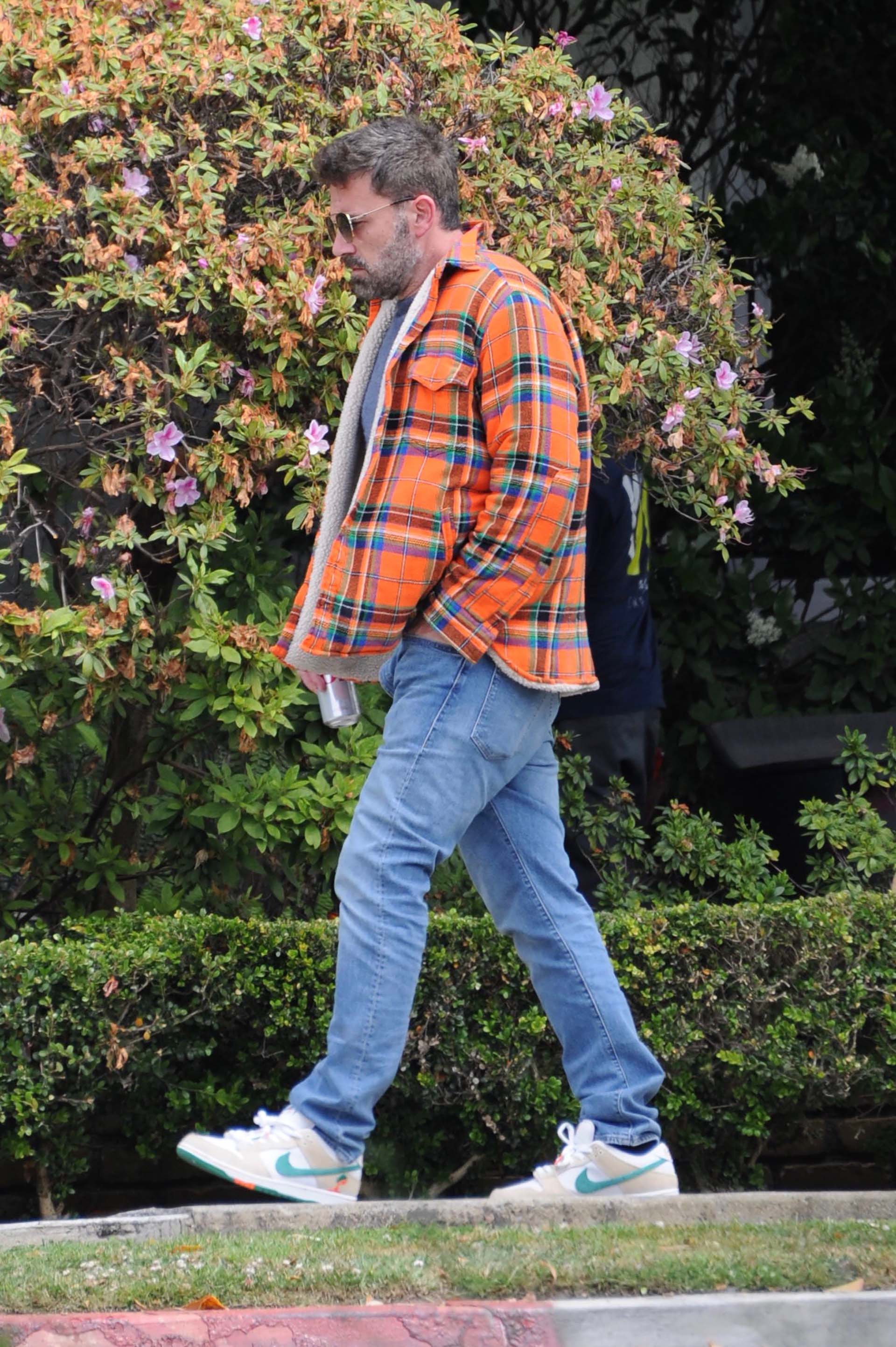 Ben Affleck dio un paseo por su nuevo vecindario en Los Ángeles luego de que se confirmara la compra de su nueva mansión para vivir junto a Jennifer Lopez. El actor vistió un look casual: campera a cuadros y pantalón de jean y lentes de sol (The Grosby Group)
