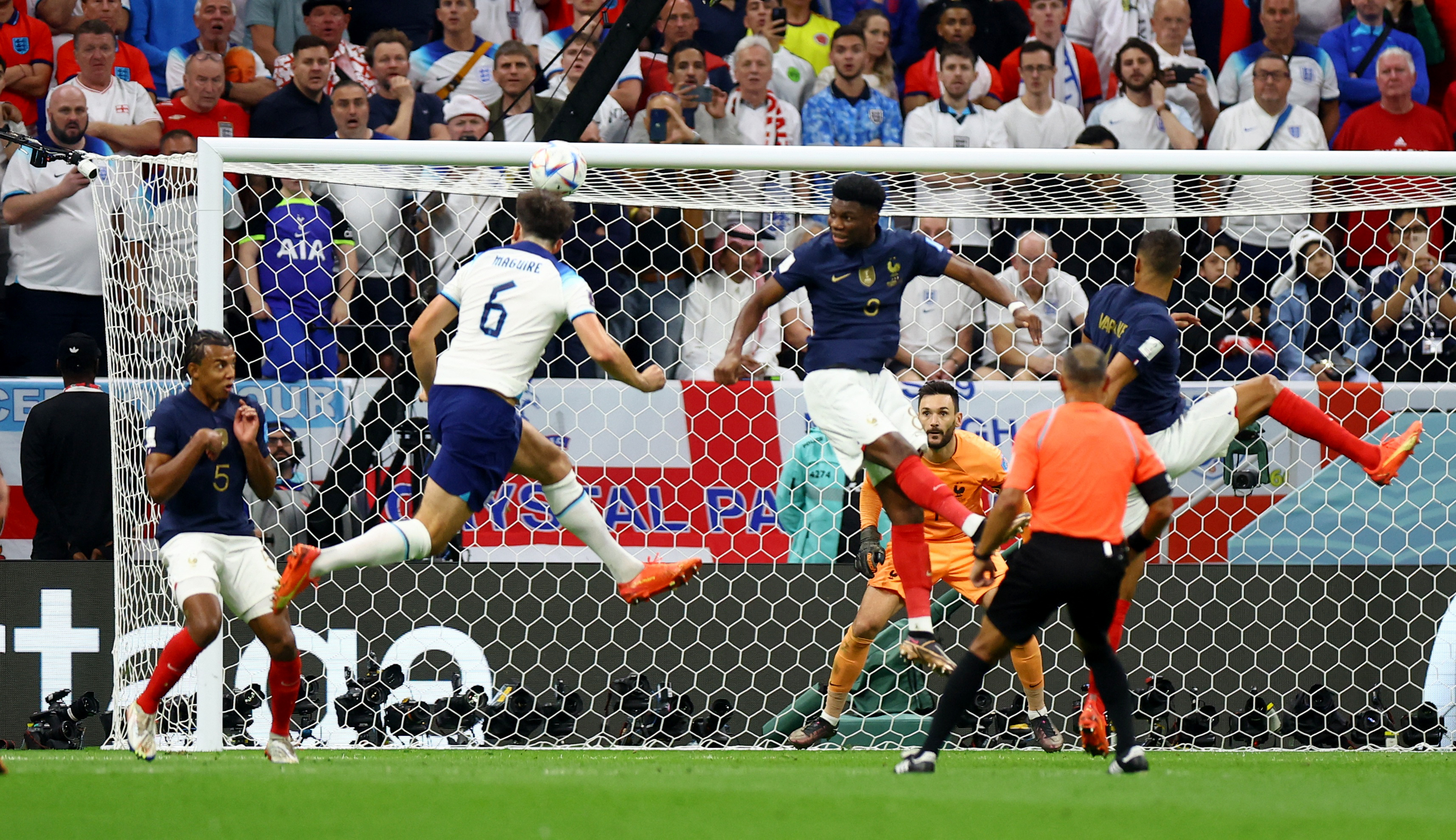 El cabezazo de Harry Maguire que se fue cerca del palo derecho de Hugo Lloris (REUTERS/Hannah Mckay)