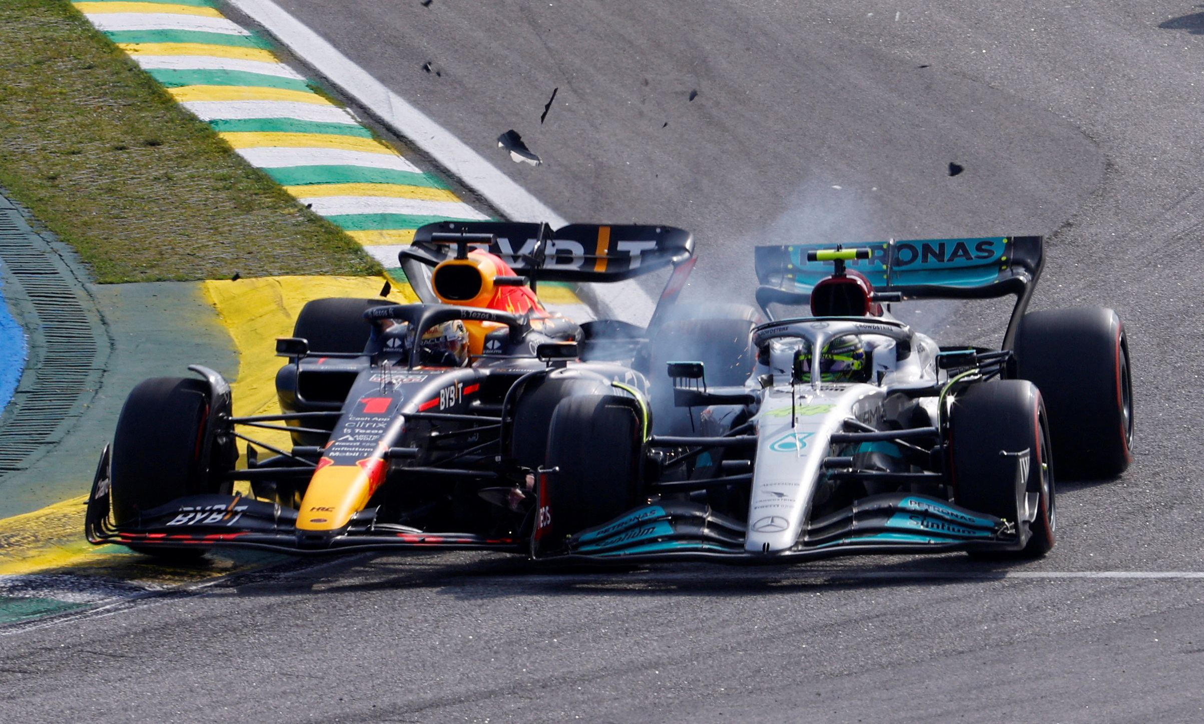 El toque entre Max Verstappen y Lewis Hamilton (REUTERS/Amanda Perobelli)