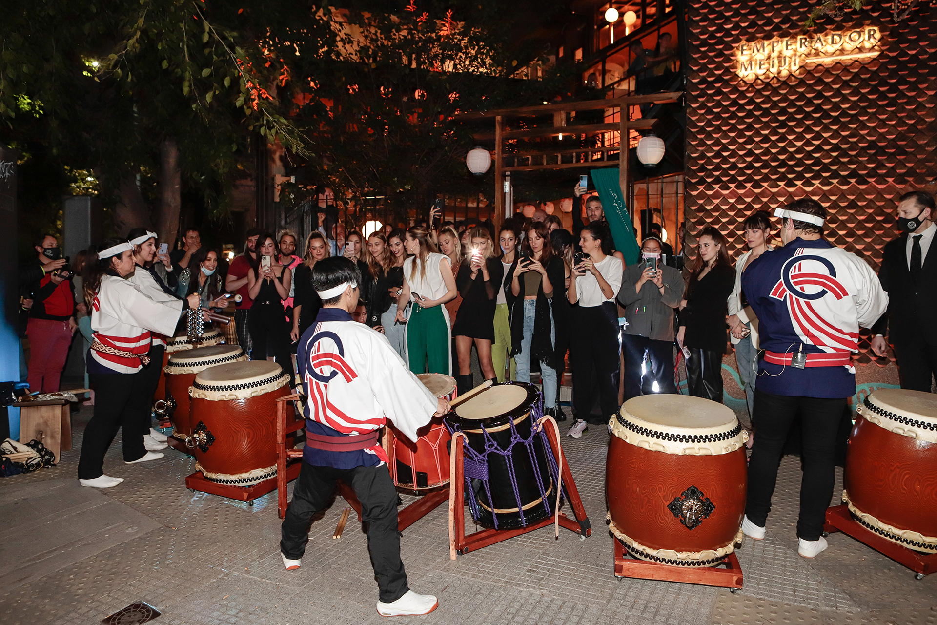 Los invitados salieron a la calle para moverse al ritmo de los tambores japoneses