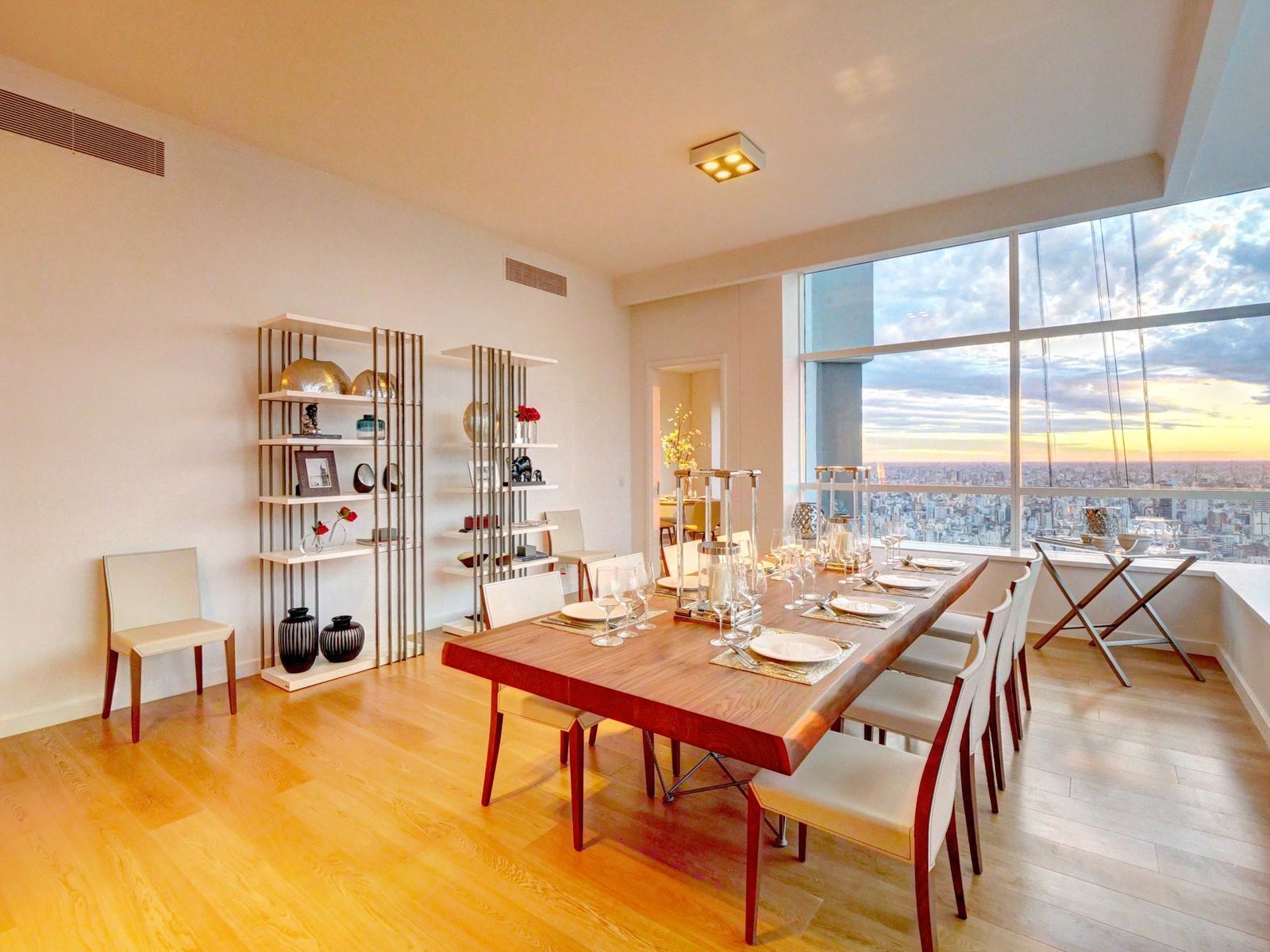 Un comedor en el piso 49, uno de los más altos de Buenos Aires