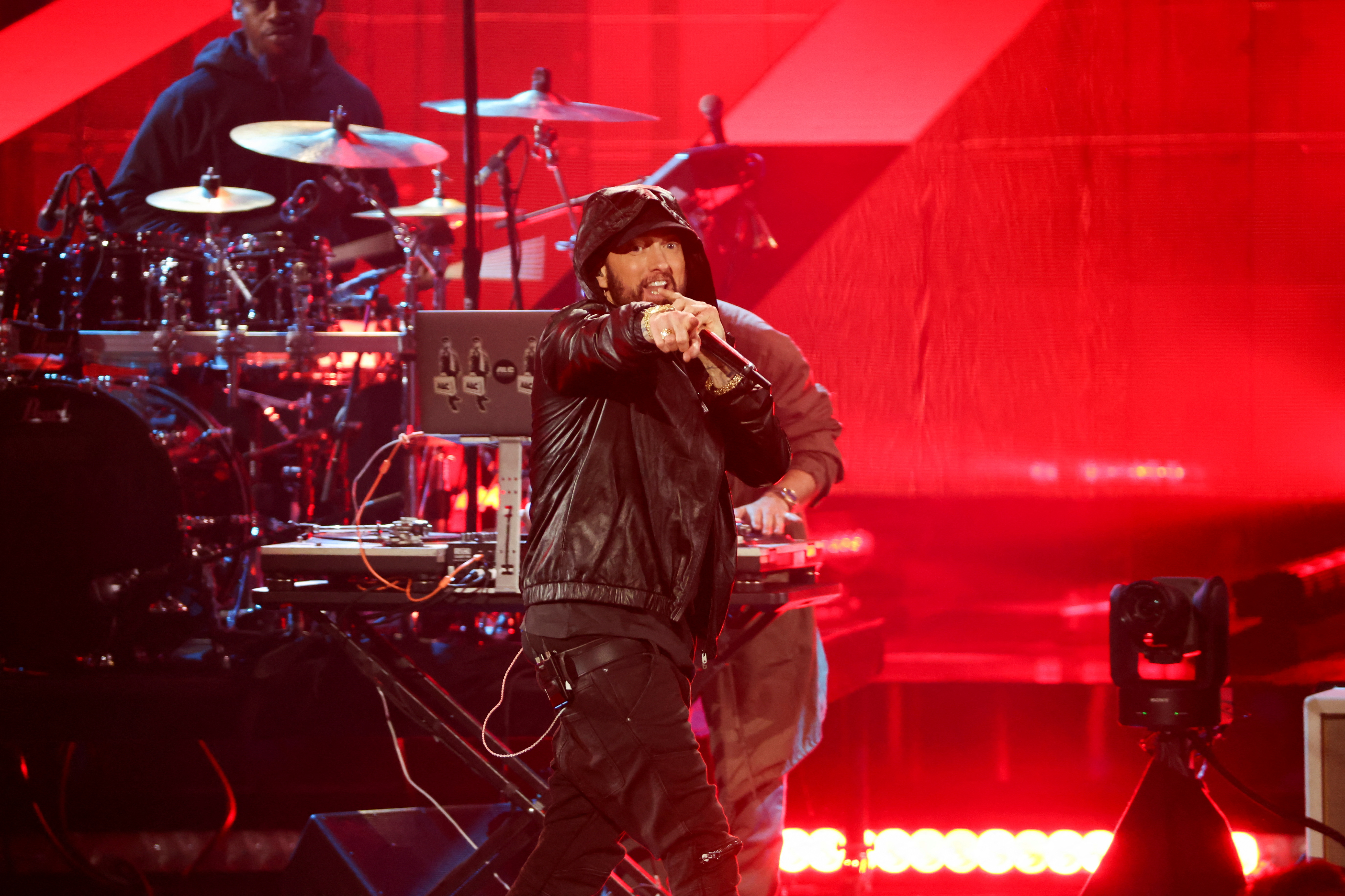 Eminem celebró su incorporación al Salón de la Fama del Rock and Roll interpretando un set de seis canciones que contó con apariciones sorpresa de Steven Tyler y Ed Sheeran (Reuters)