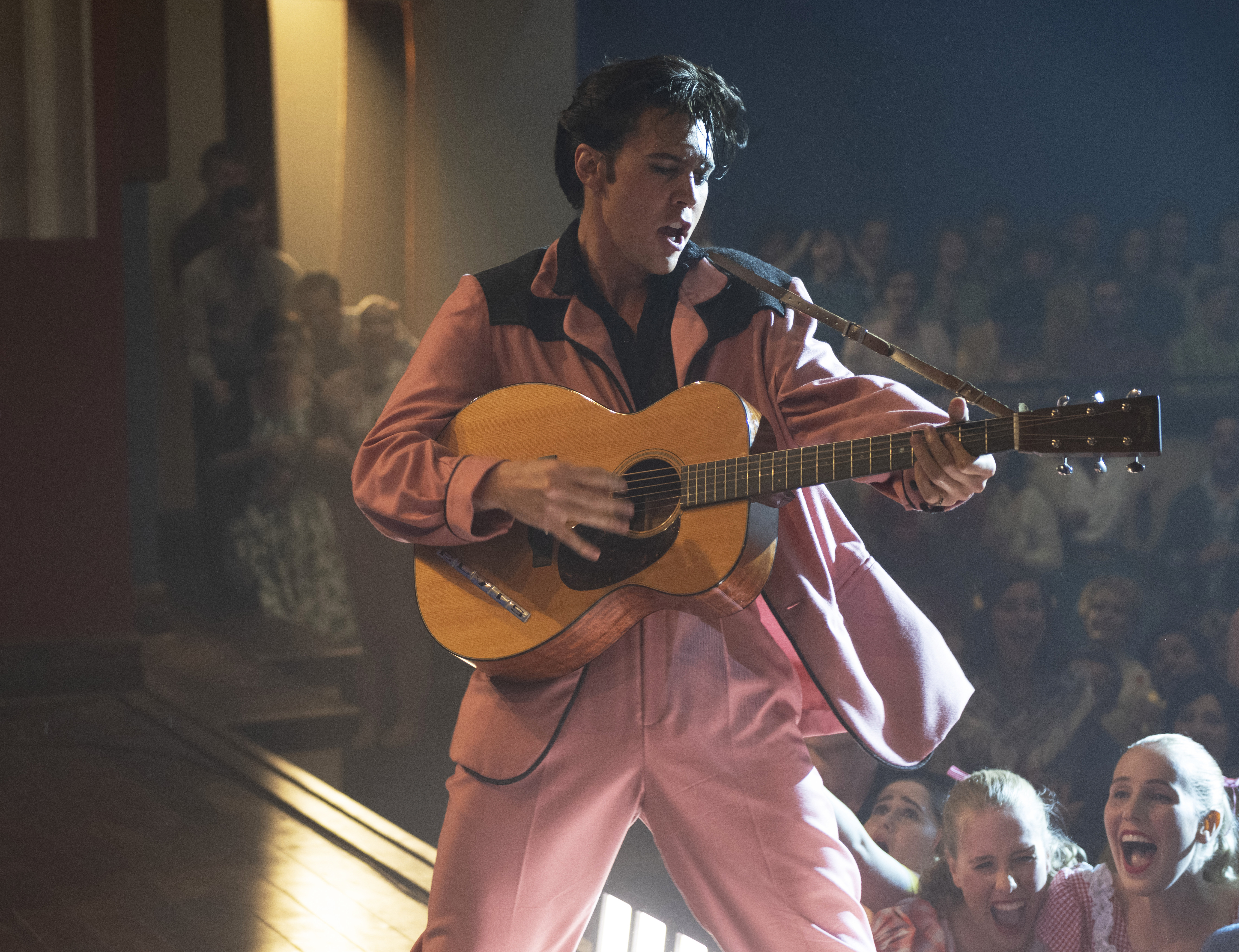 Austin Butler, en una escena de Elvis (Warner Bros. Pictures vía AP)