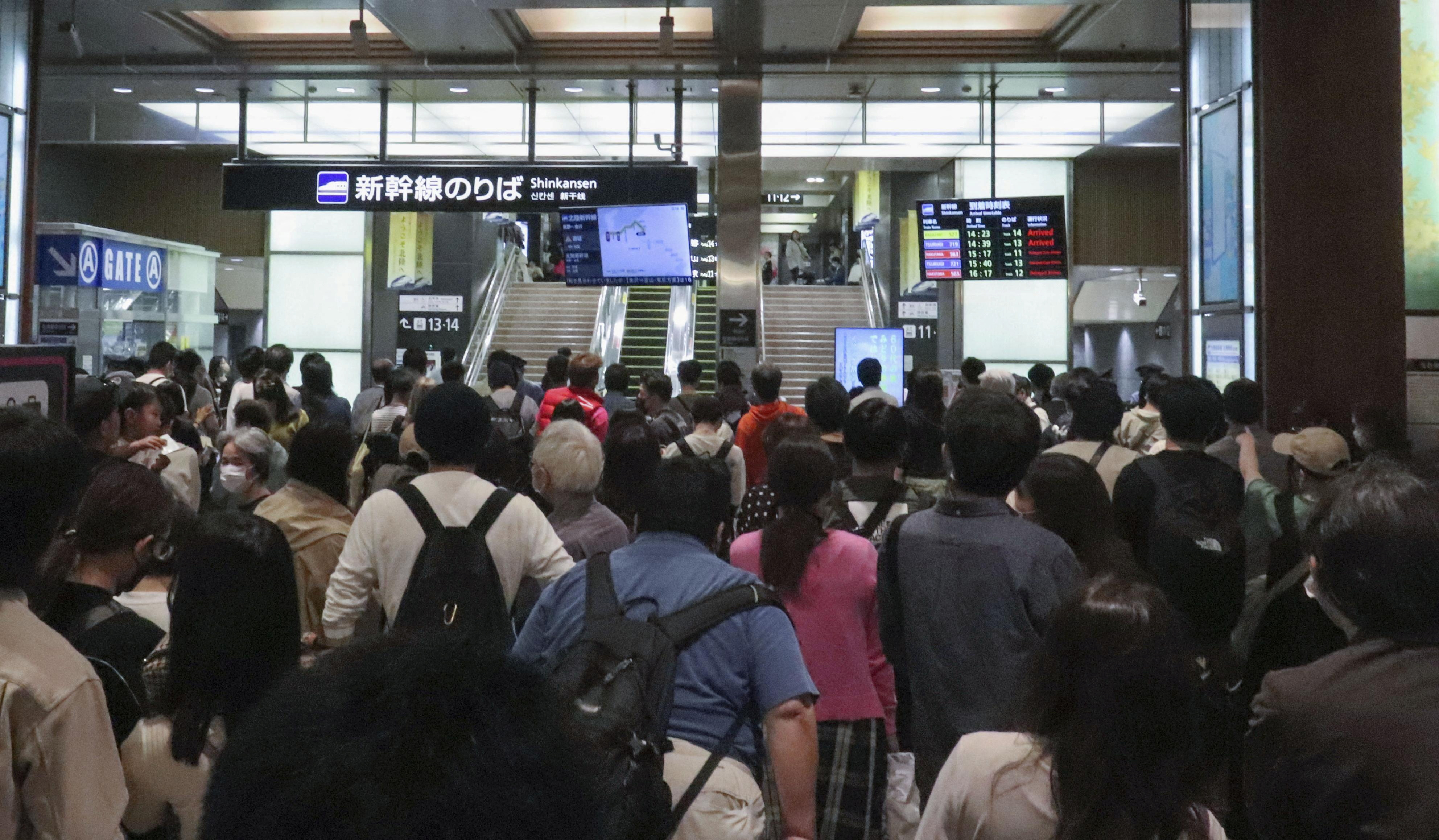 Pasajeros se agolpan mientras el servicio del tren bala Shinkansen es suspendido debido a un terremoto en la estación de Kanazawa en Kanazawa, Japón 5 de mayo 2023, en esta foto tomada por Kyodo.  Crédito obligatorio Kyodo via REUTERS