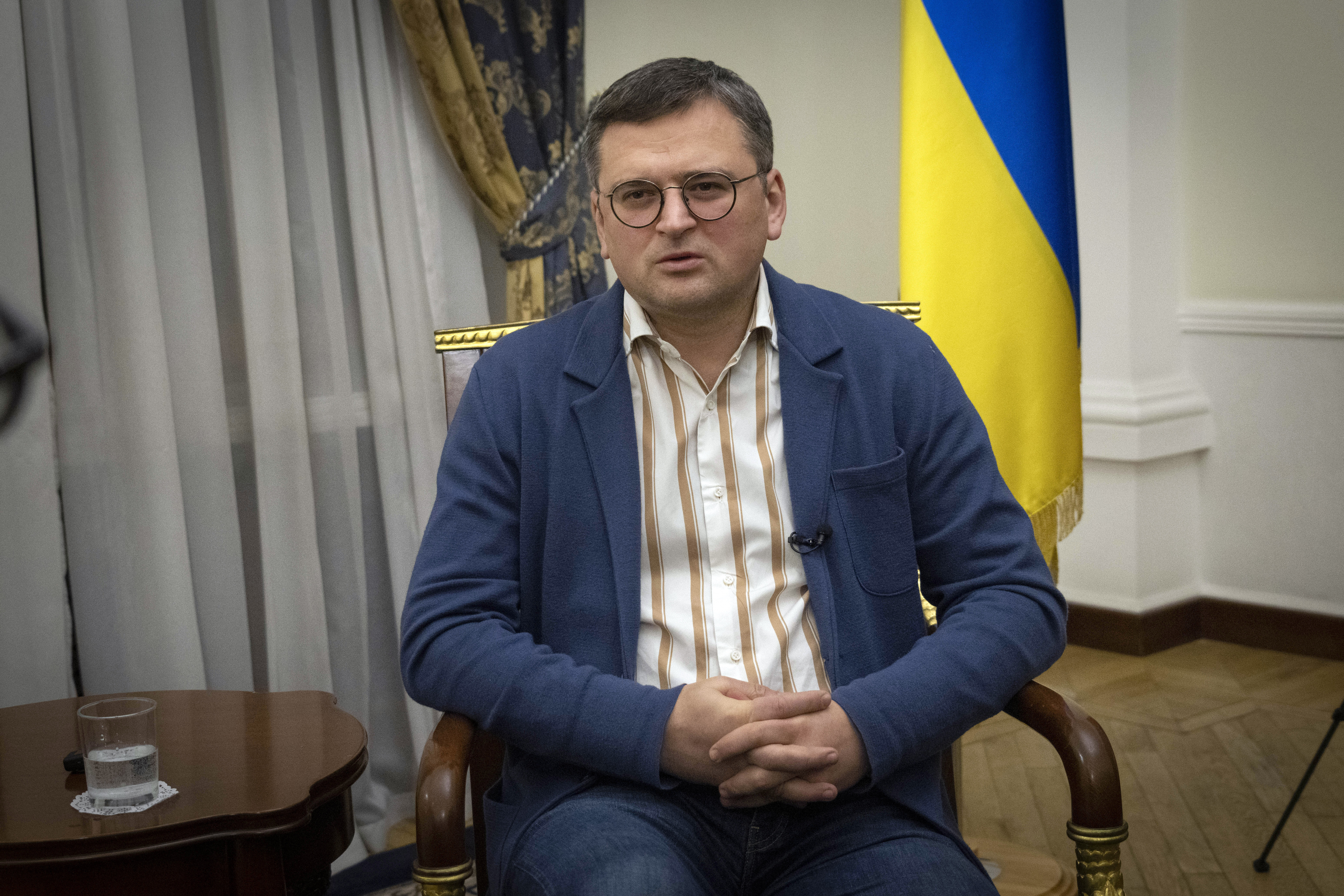 El canciller ucraniano Dmytro Kuleba concede una entrevista a The Associated Press el 26 de diciembre de 2022, en Kiev, Ucrania. AP/Efrem Lukatsky/Archivo