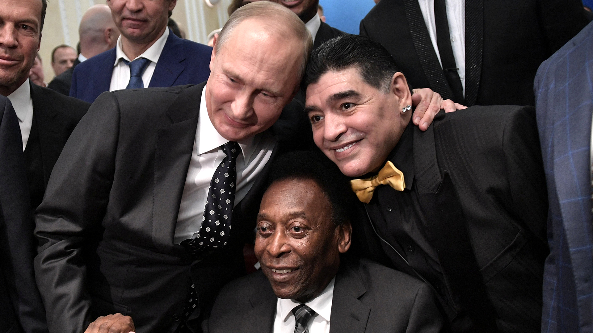 Las dos leyendas del fútbol, Pelé y Maradona junto al presidente ruso, Vladimir Putin, durante el sorteo de los grupos en el Mundial de Rusia 2018 (Sputnik/Alexey Nikolsky/Kremlin via REUTERS)