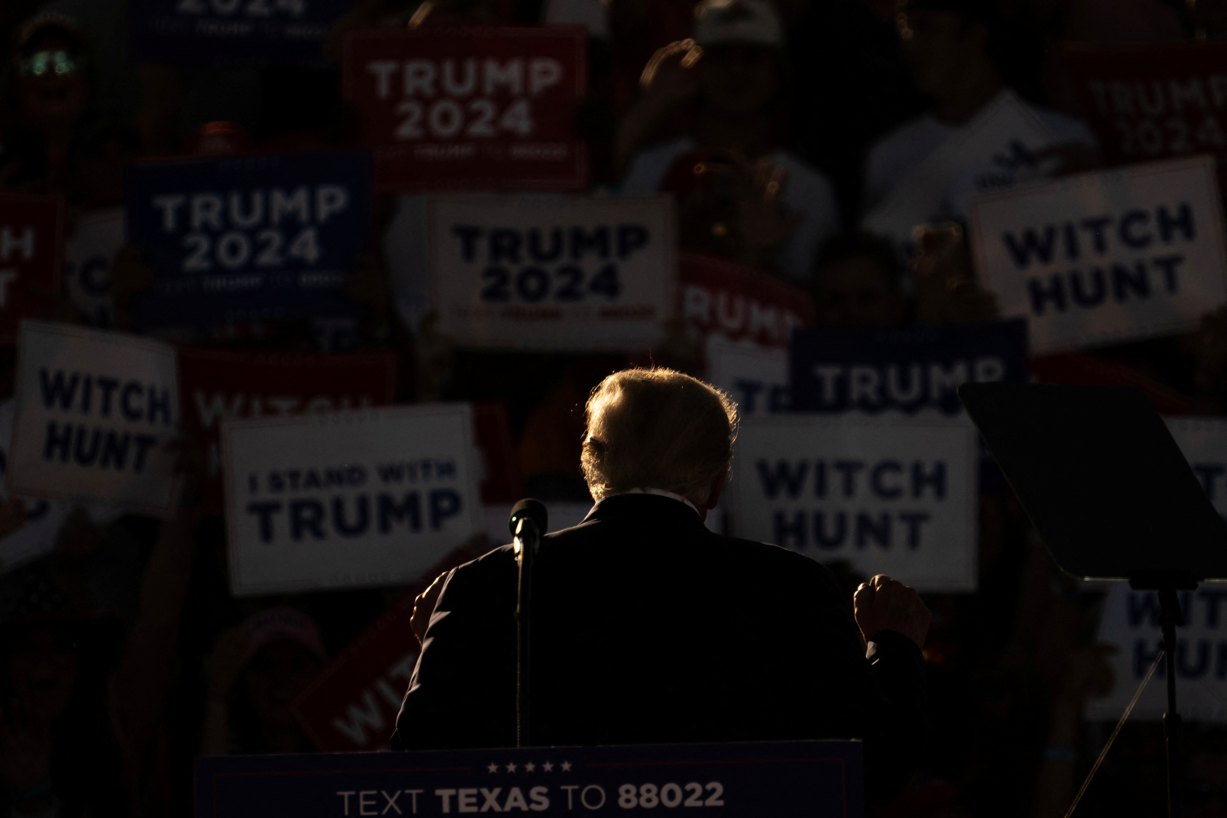El ex presidente de los Estados Unidos, Donald Trump, hace un gesto mientras asiste a su primer mitin de campaña después de anunciar su candidatura a la presidencia en las elecciones de 2024 en un evento en Waco, Texas, EE.UU., el 25 de marzo de 2023 (REUTERS/Go Nakamura)